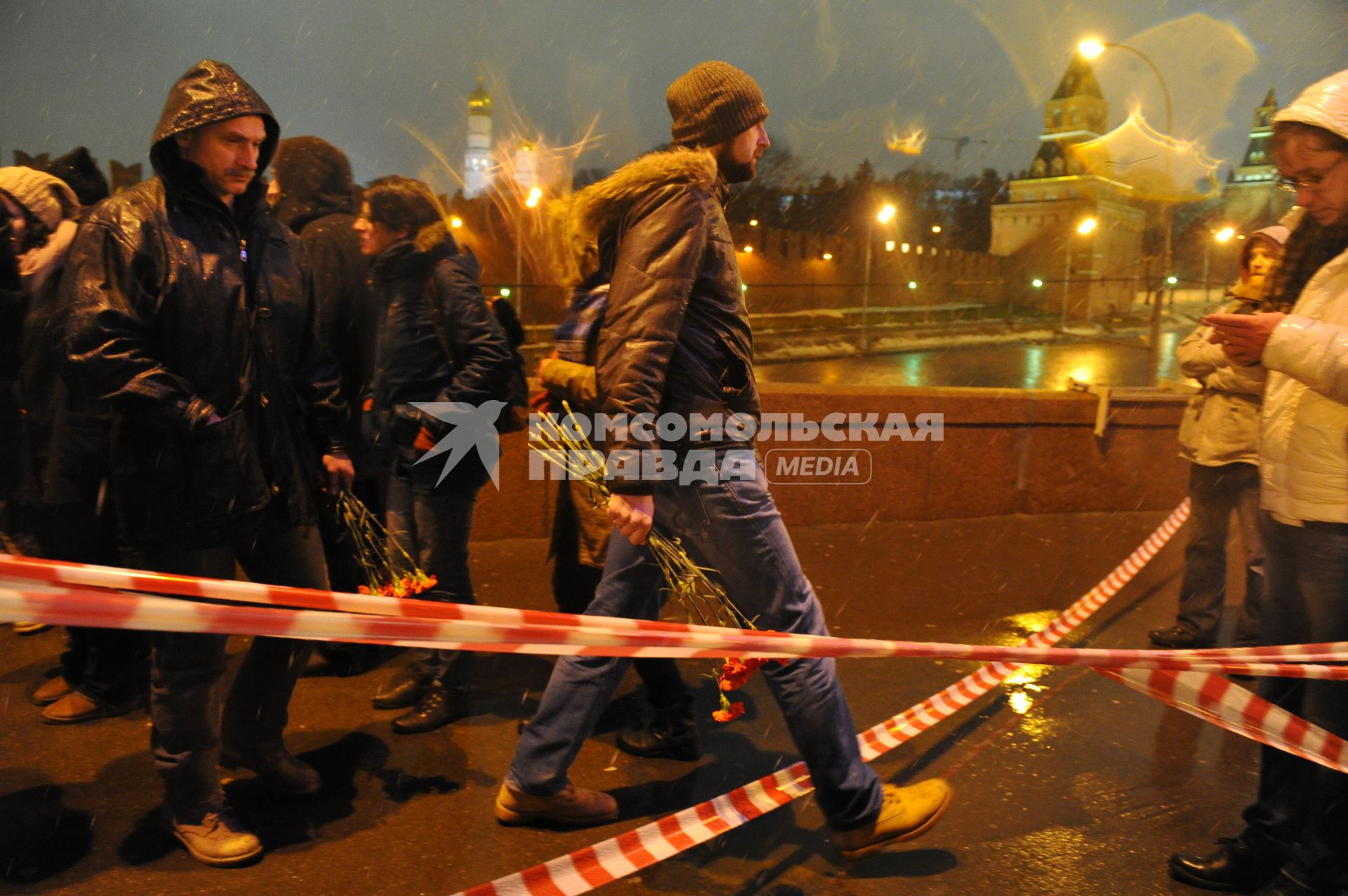 Люди несут цветы к месту убийства политика Бориса Немцова, который был застрелен на Большом Москворецком мосту в ночь с 27-го на 28-е февраля 2015 г. в Москве.
