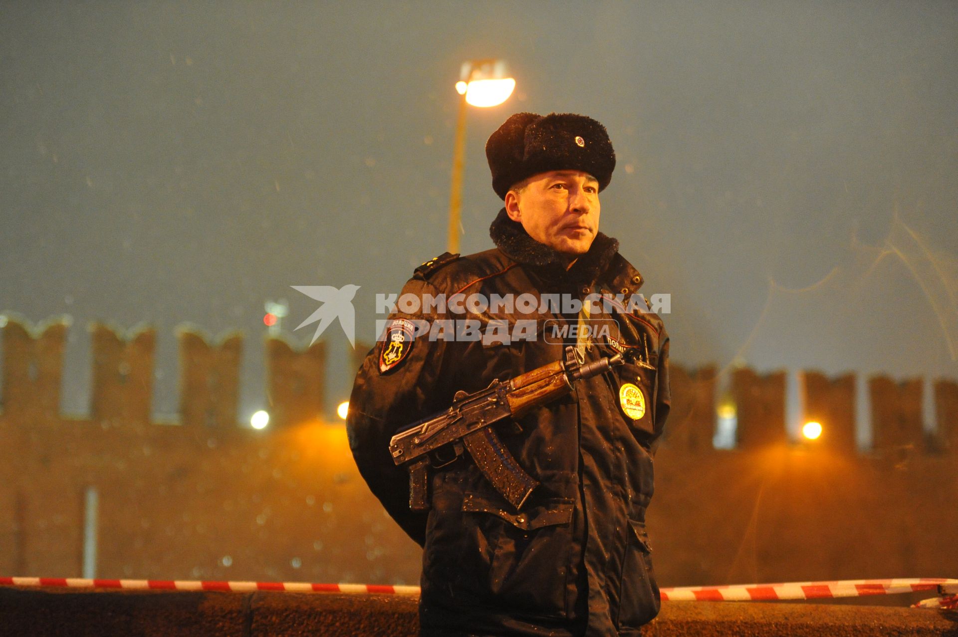 Сотрудники полиции на месте убийства политика Бориса Немцова, который был застрелен на Большом Москворецком мосту в ночь с 27-го на 28-е февраля 2015 г. в Москве.