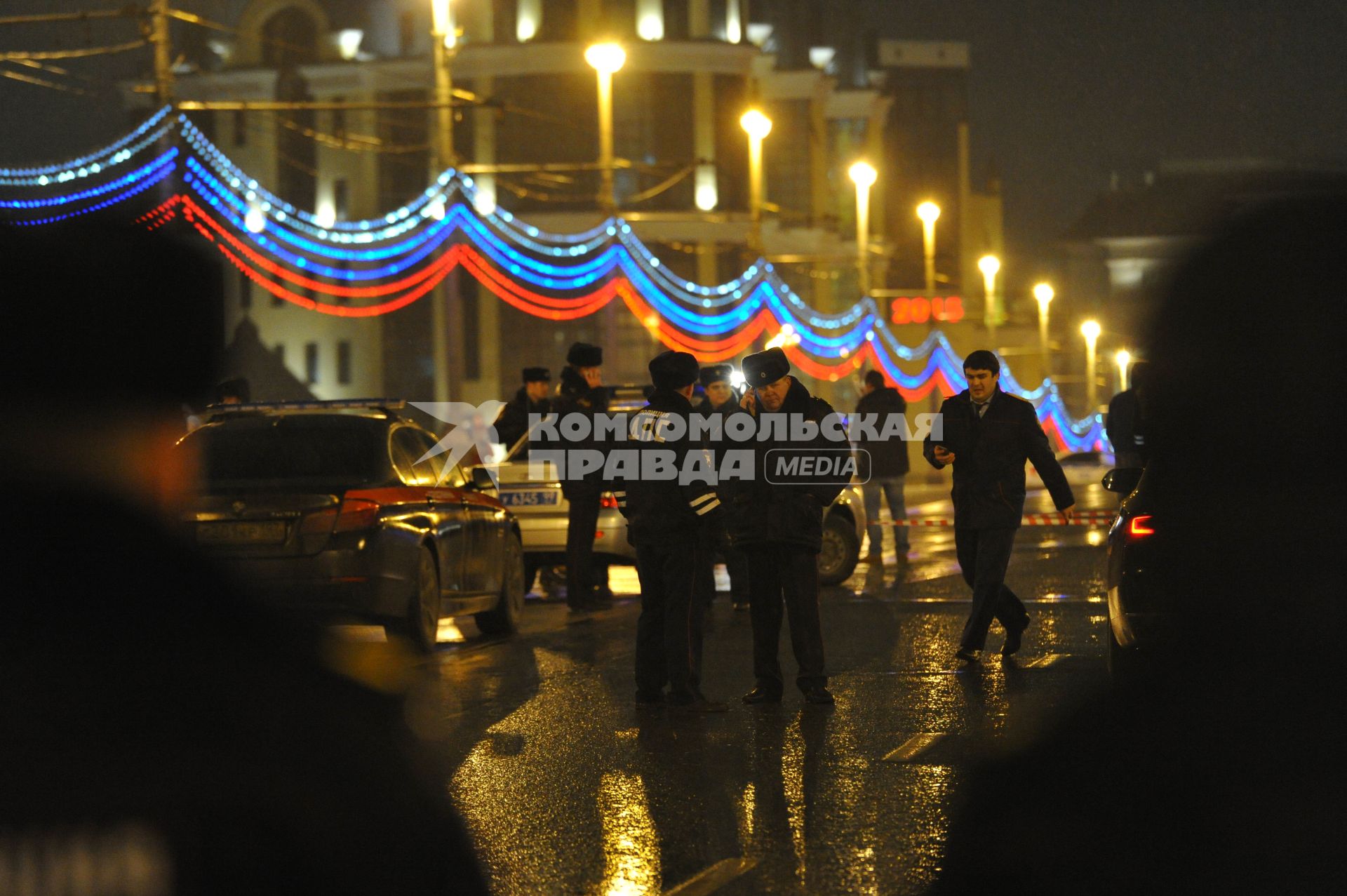 Сотрудники полиции на месте убийства политика Бориса Немцова, который был застрелен на Большом Москворецком мосту в ночь с 27-го на 28-е февраля 2015 г. в Москве.