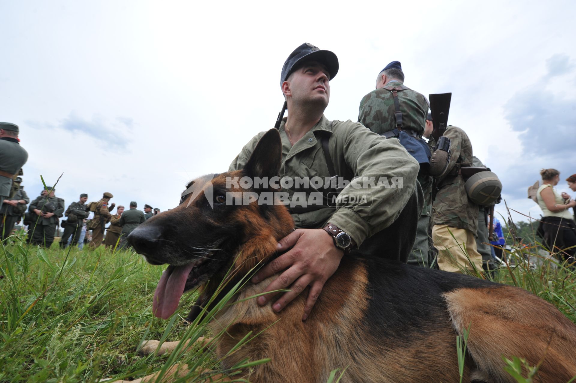 Московская область, Черноголовка. 4-й Международный слет военной техники `Моторы войны`. Участники реконструкции в форме германской армии.