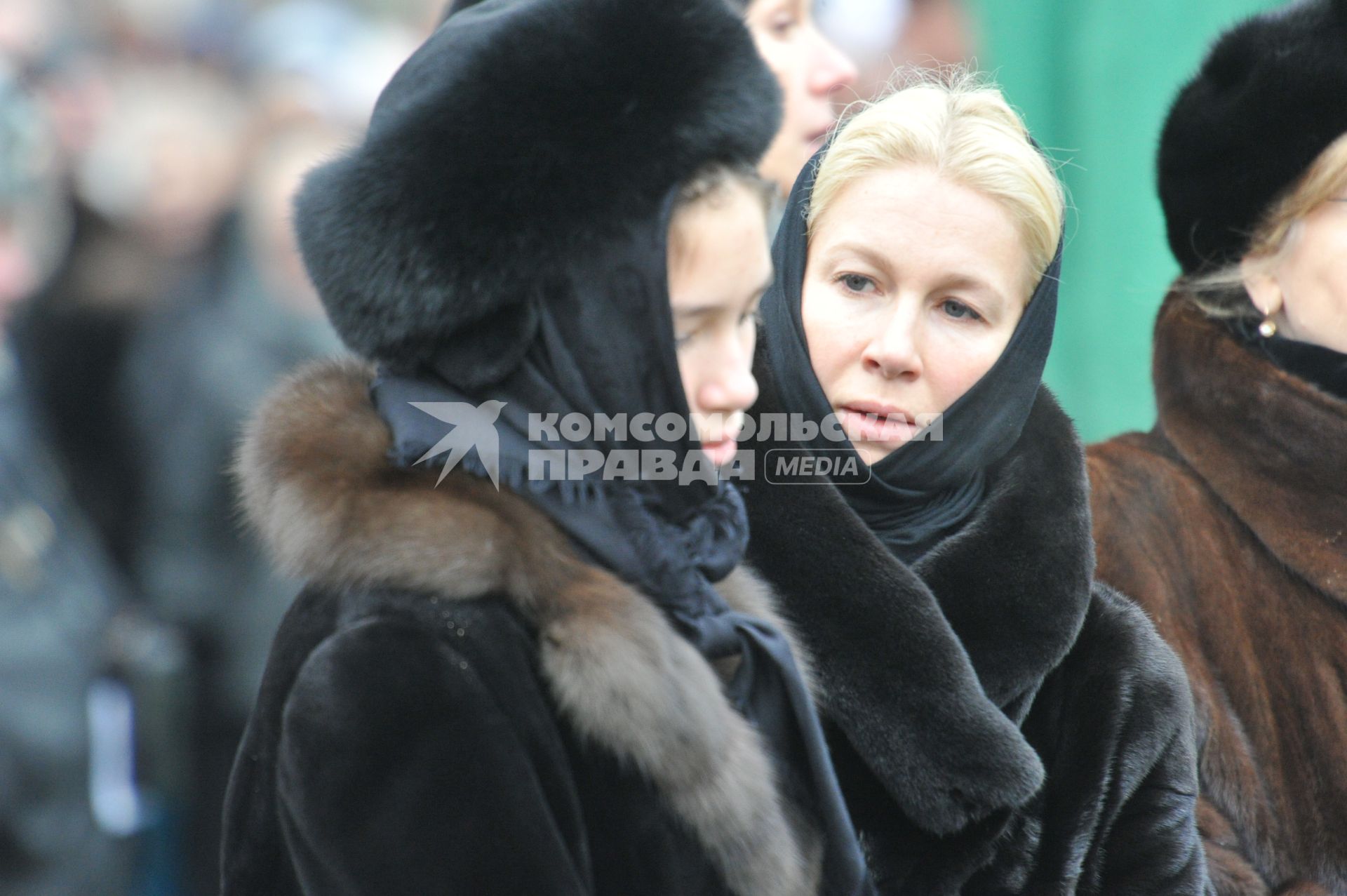 Журналистка Екатерина Одинцова с дочерью Диной Немцовой  во время похорон Бориса Немцова на Троекуровском кладбище в Москве.