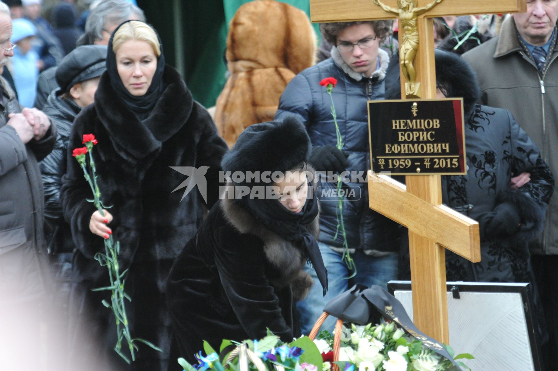 Журналистка Екатерина Одинцова с дочерью Диной Немцовой с сыном Антоном Немцовым  и мать Б.Немцова Дина Эйдман во время похорон Бориса Немцова на Троекуровском кладбище в Москве.