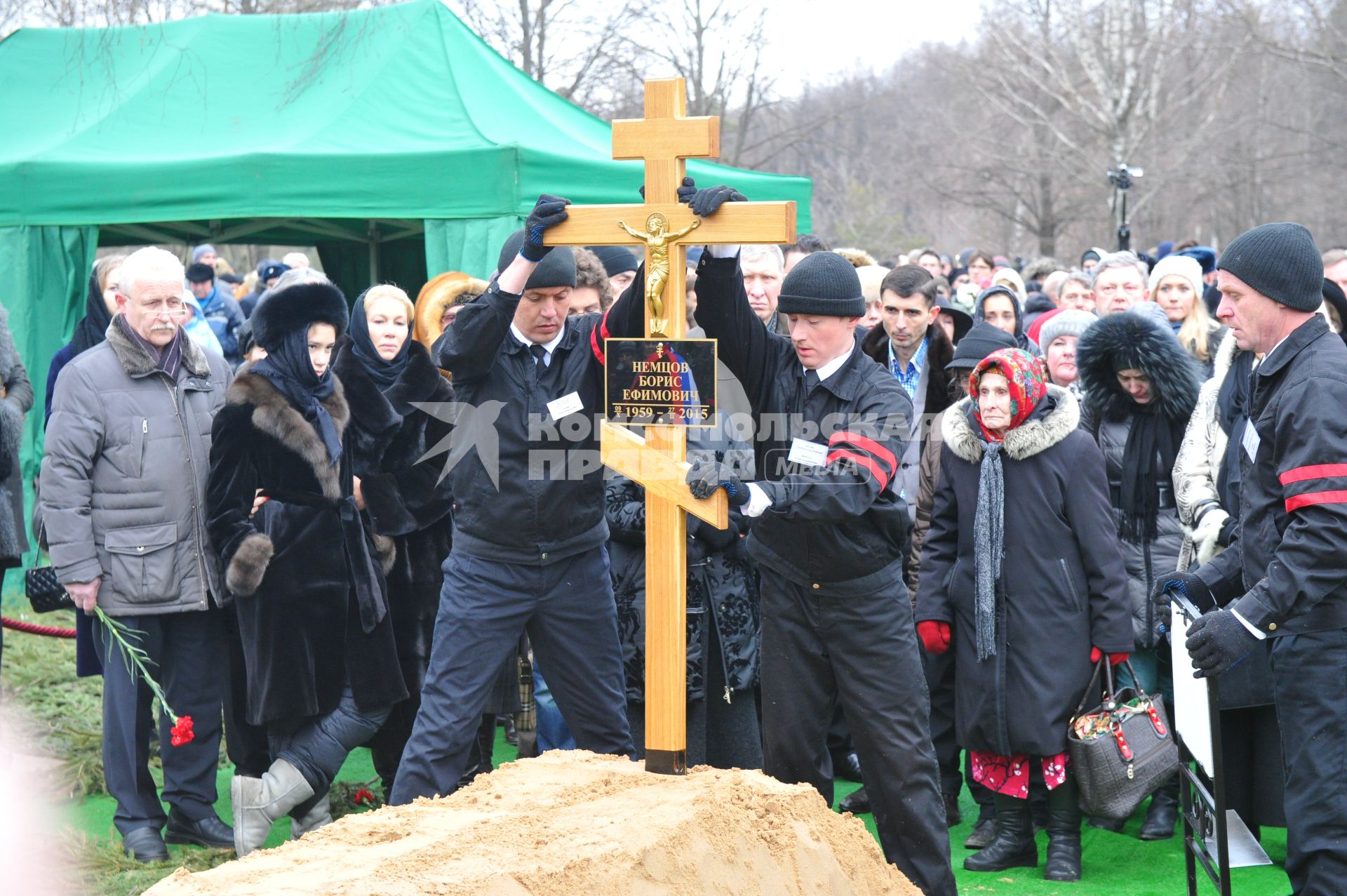 Журналистка Екатерина Одинцова с дочерью Диной Немцовой  (слева) во время похорон Бориса Немцова на Троекуровском кладбище в Москве.