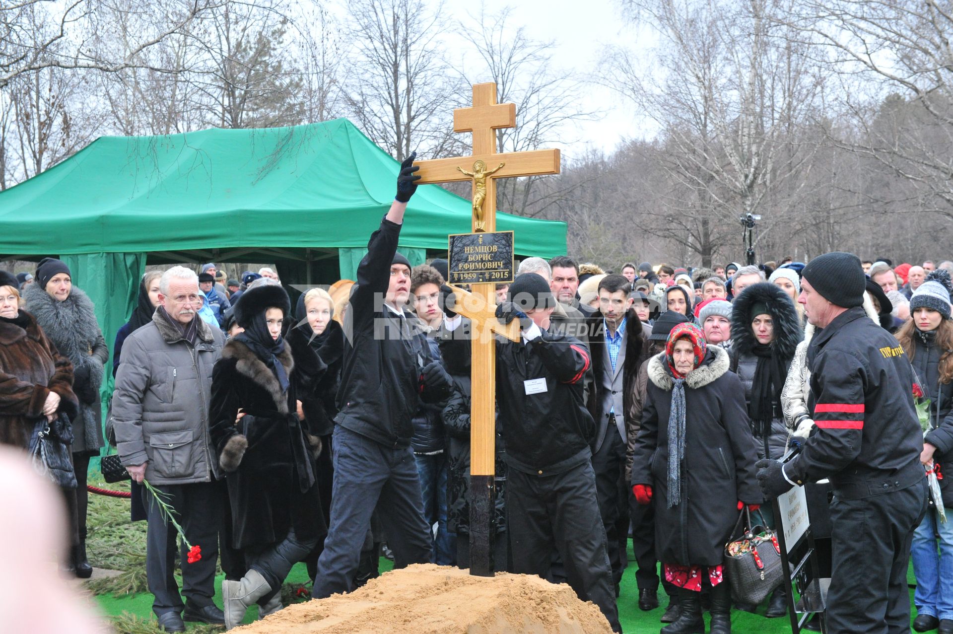 Журналистка Екатерина Одинцова с дочерью Диной Немцовой  (слева) во время похорон Бориса Немцова на Троекуровском кладбище в Москве.