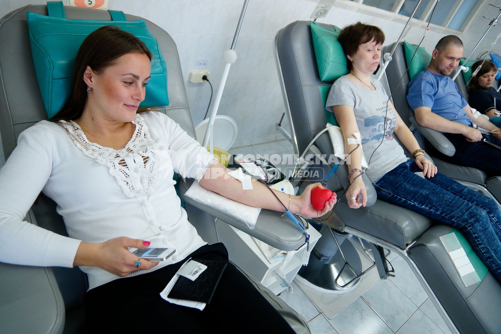 Женщина-донор сдает кровь. Центр переливания крови \"Сангвис\" в Екатеринбурге