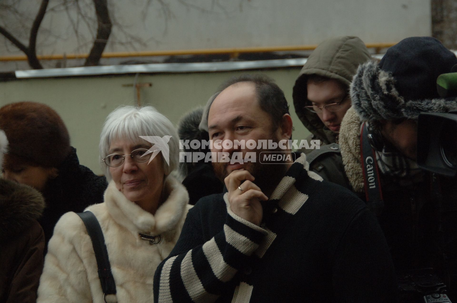 Москва. Супруга режиссера Эльдара Рязанова Эмма Абайдулинна и режиссер Тимур Бекмамбетов (справа) на церемонии открытия памятной доски на месте съемок фильма `Ирония судьбы, или С легким паром!` (дом, в котром жила Надя Шевелева) на проспекте Вернадского 113.