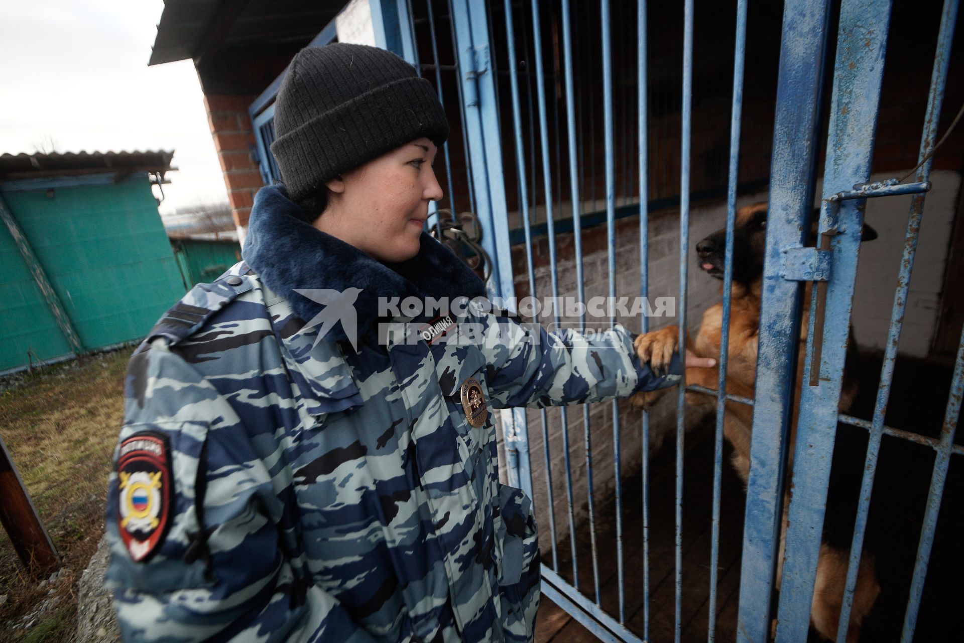 Девушка-полицейский кинолог с своей служебной собакой в Уральском кинологическом центре