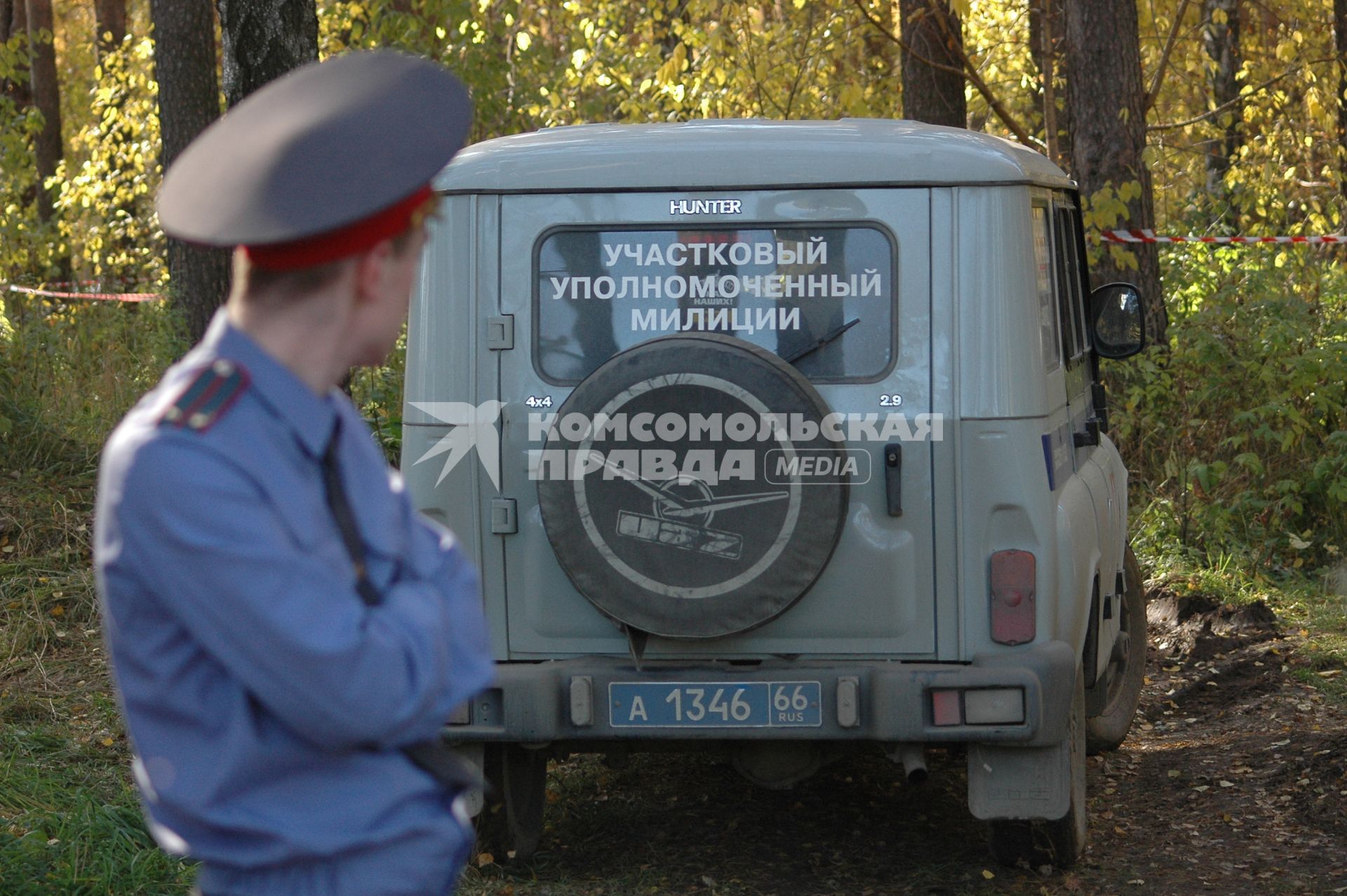 Полицейский в лесу у УАЗика участкового уполномоченного.