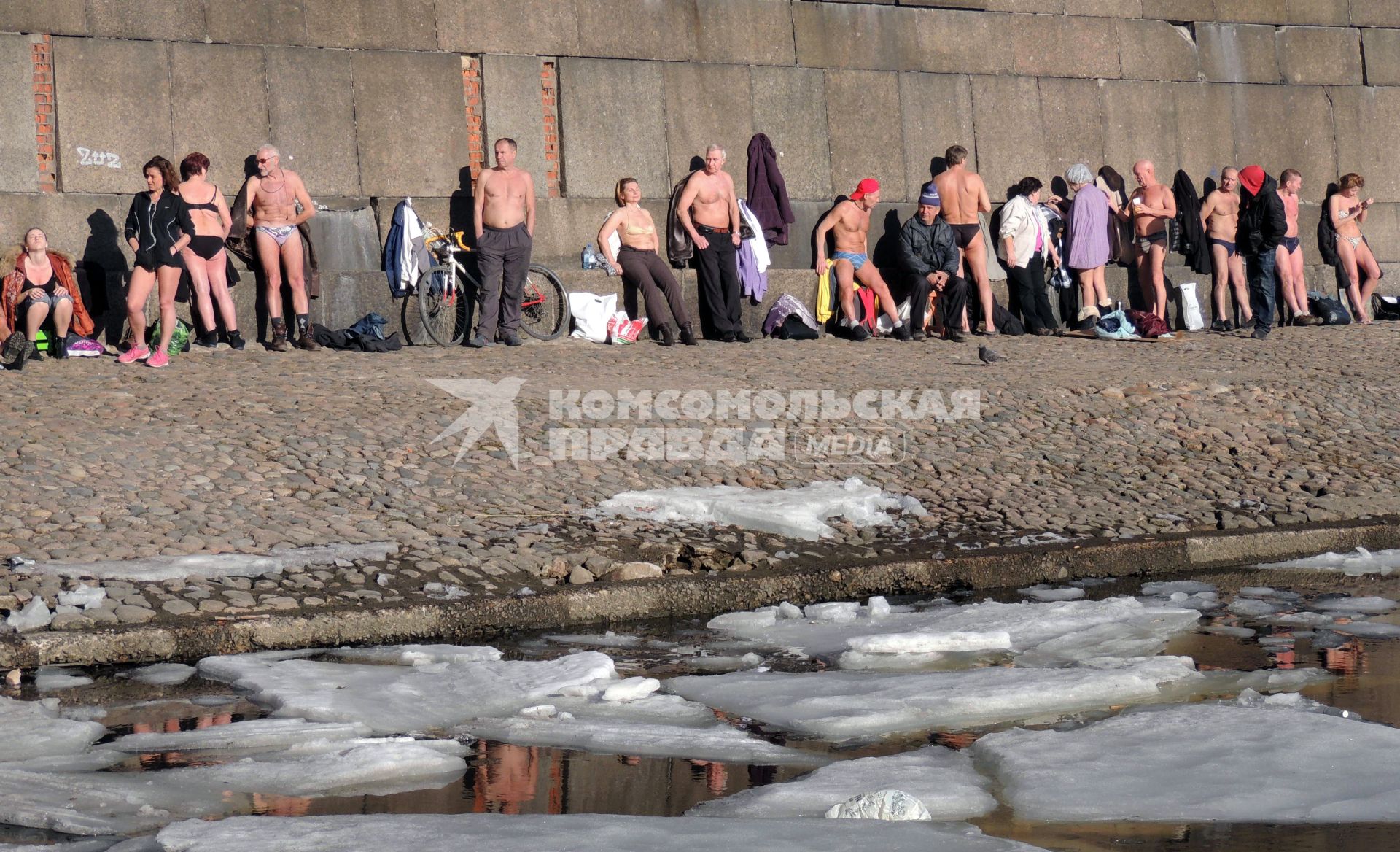 Санкт-Петербург. Люди загорают на пляже у Петропавловской крепости.