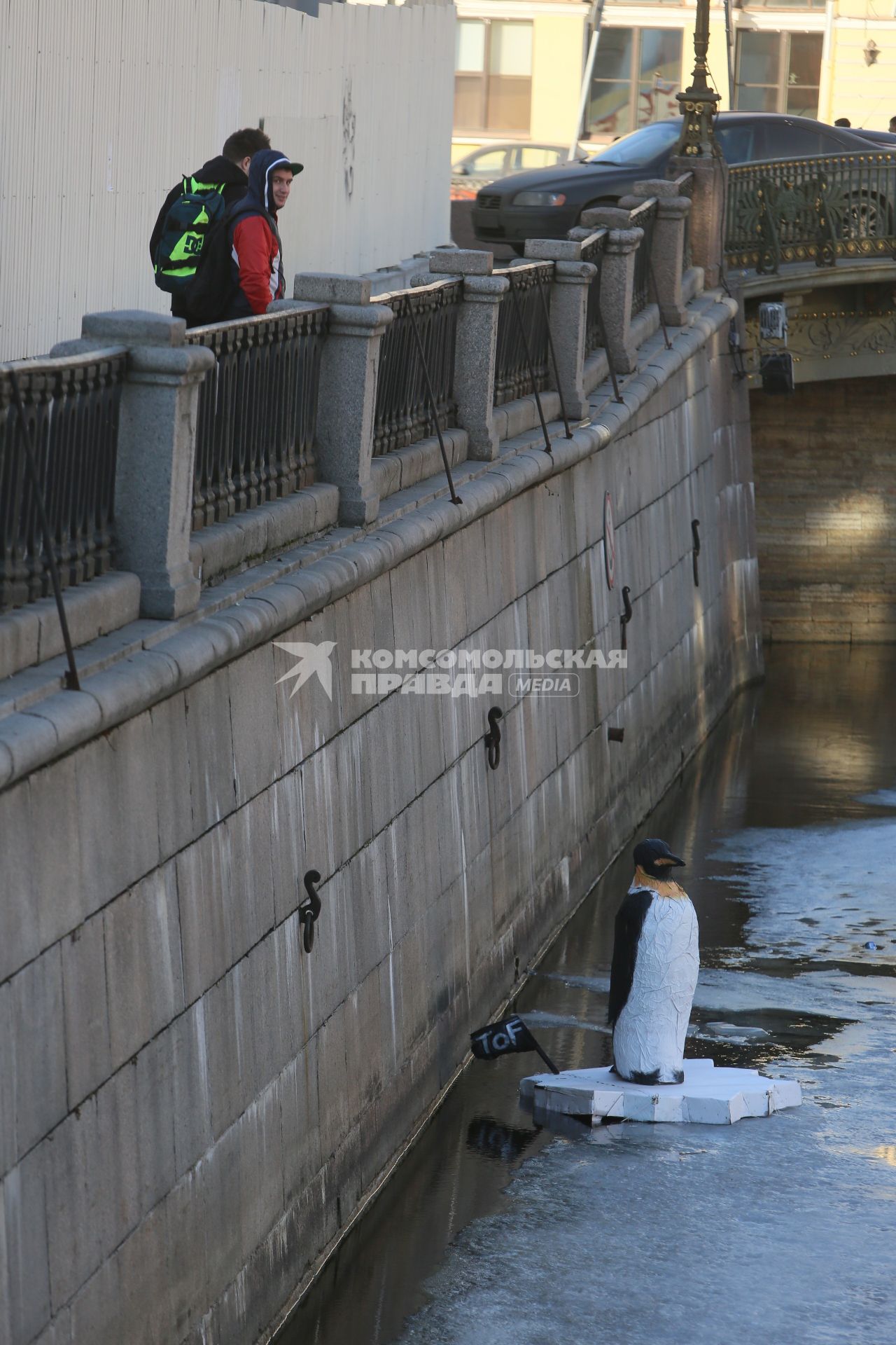 Санкт-Петербург. Арт-объект уличного художника Дениса Тофа - фигура пингвина на льдине в канале Грибоедова.