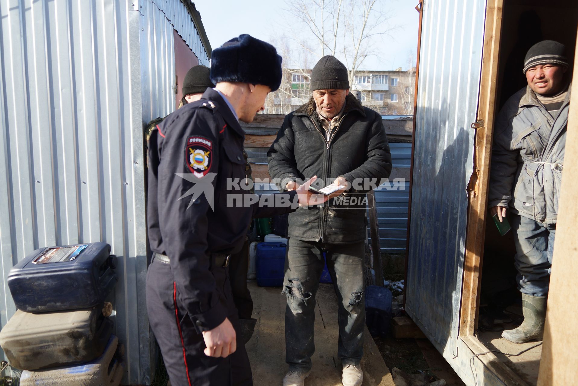 Участковый оперуполномоченый лейтенант полиции Сергей Галкин, признаный лучшим участковым в Свердловской области, проверяет регистрацию у гастарбайтеров работающих на стройке. г.Верхняя Салда