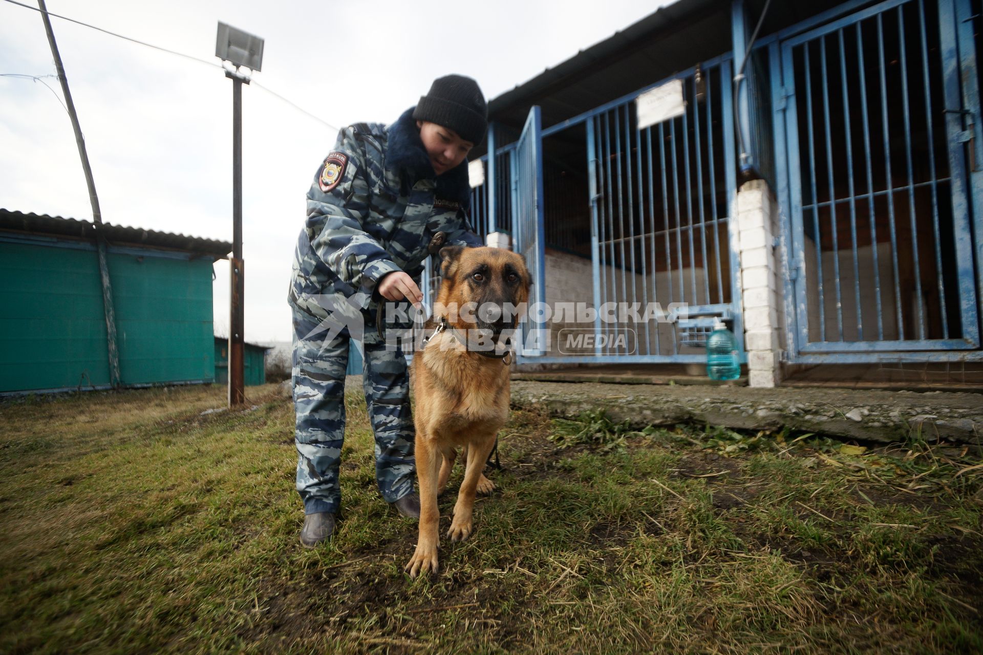 Девушка-полицейский кинолог с своей служебной собакой в Уральском кинологическом центре