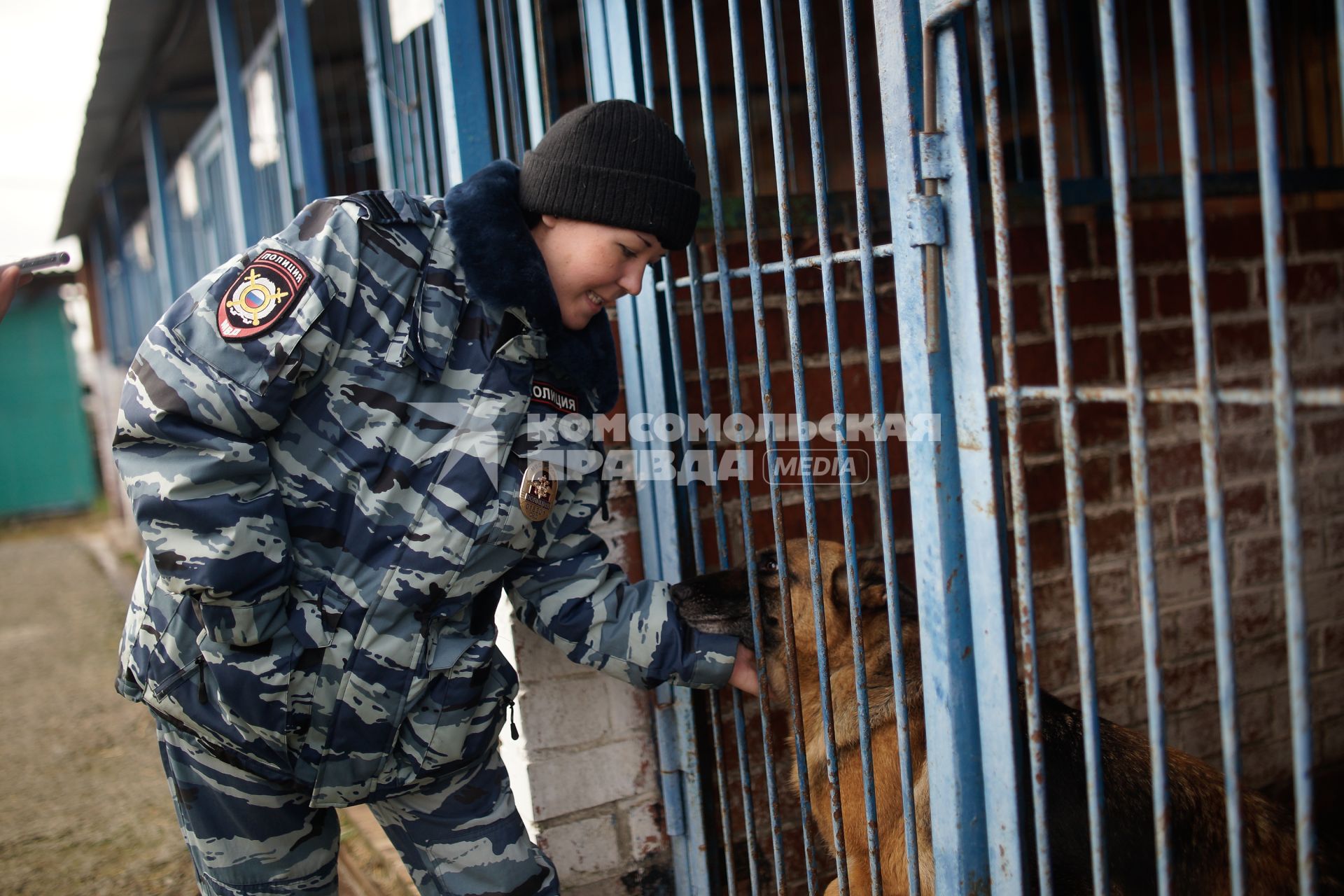 Девушка-полицейский кинолог с своей служебной собакой в Уральском кинологическом центре