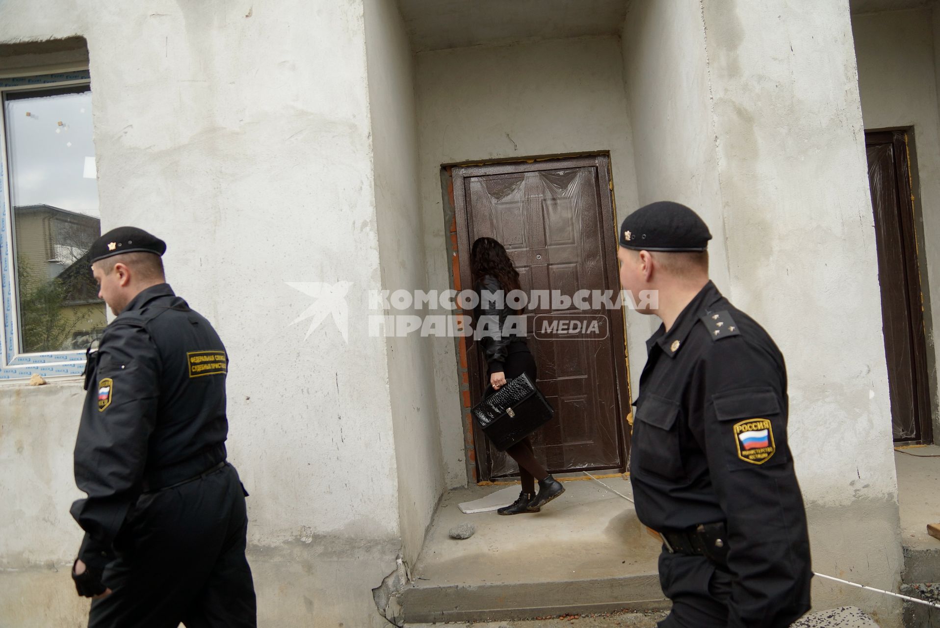 Судебные приставы осматривают территорию, перед опечатыванием многоквартирного дома, незаконно построеного на земле для индивидуального строительства. Екатеринбург