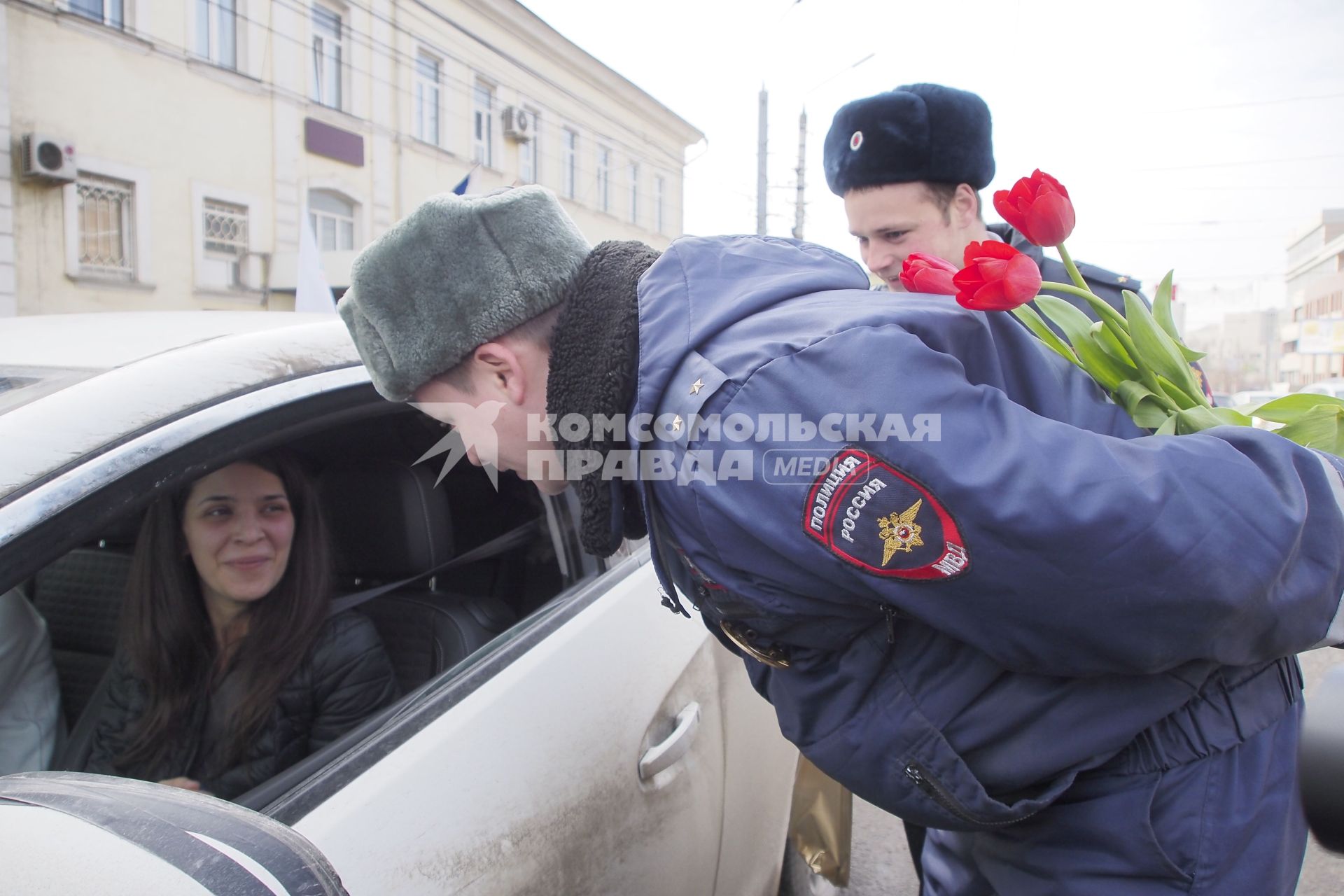 Тула. Сотрудники ГИБДД в преддверии 8 марта поздравляют женщин-водителей цветами.
