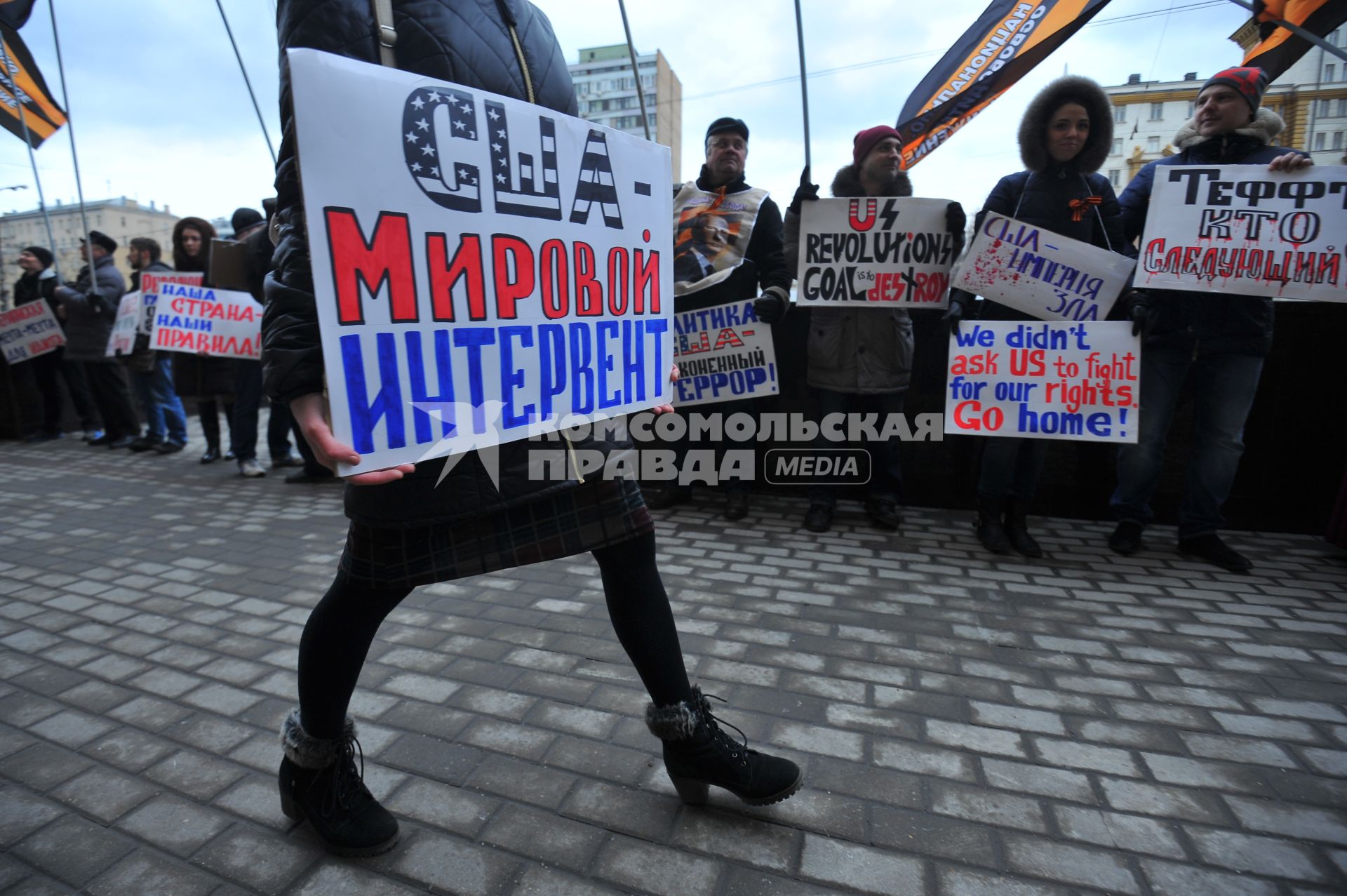 Участники пикета Национально-освободительного движения России у посольства США в Москве.