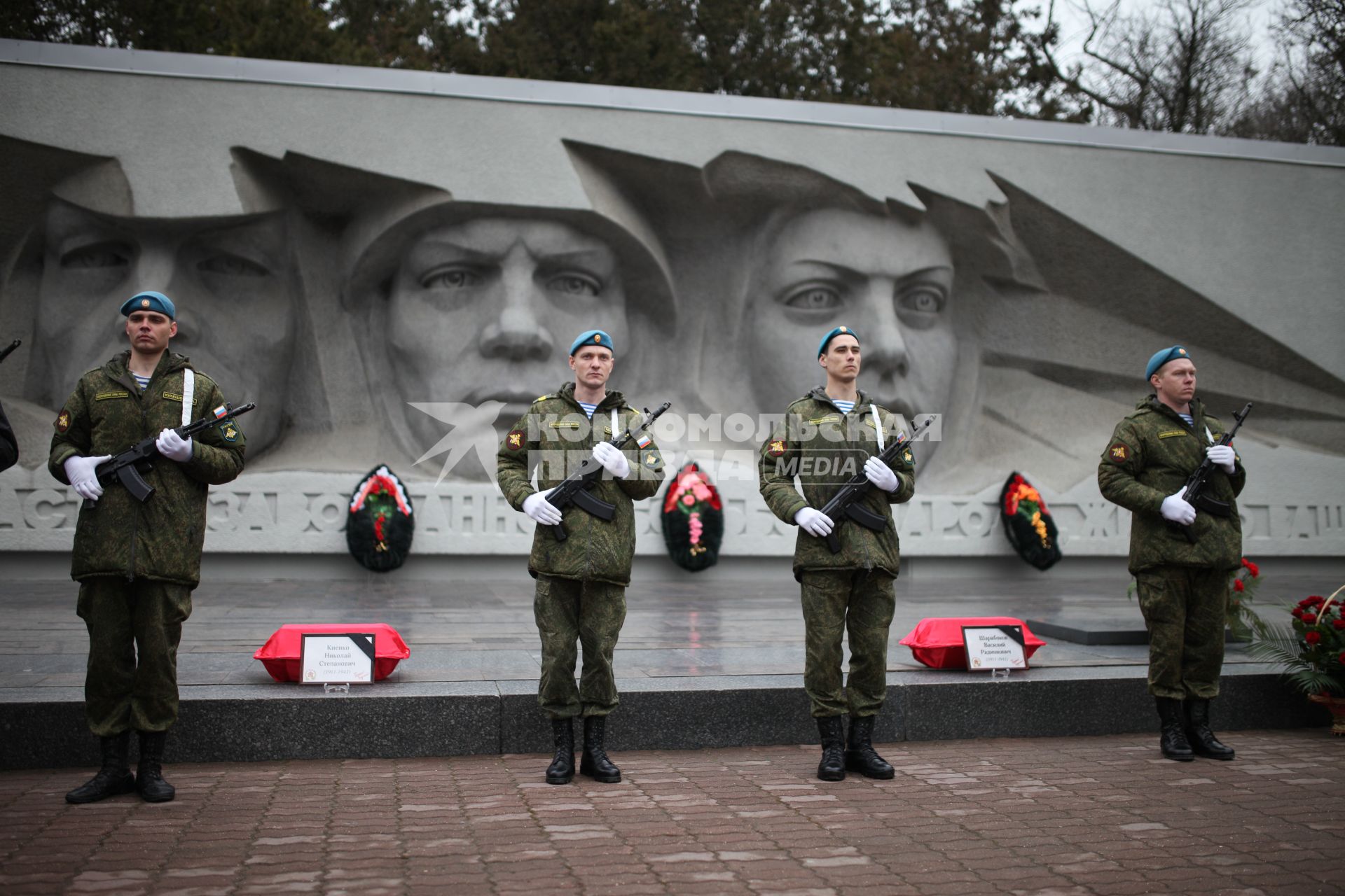 Ставрополь. Траурные мероприятия на Крепостной горе, по случаю перезахоронения останков красноармейцев, воевавших в Великую Отечественную войну и обнаруженных украинскими поисковиками под Киевом. Похороны останков фронтовиков.