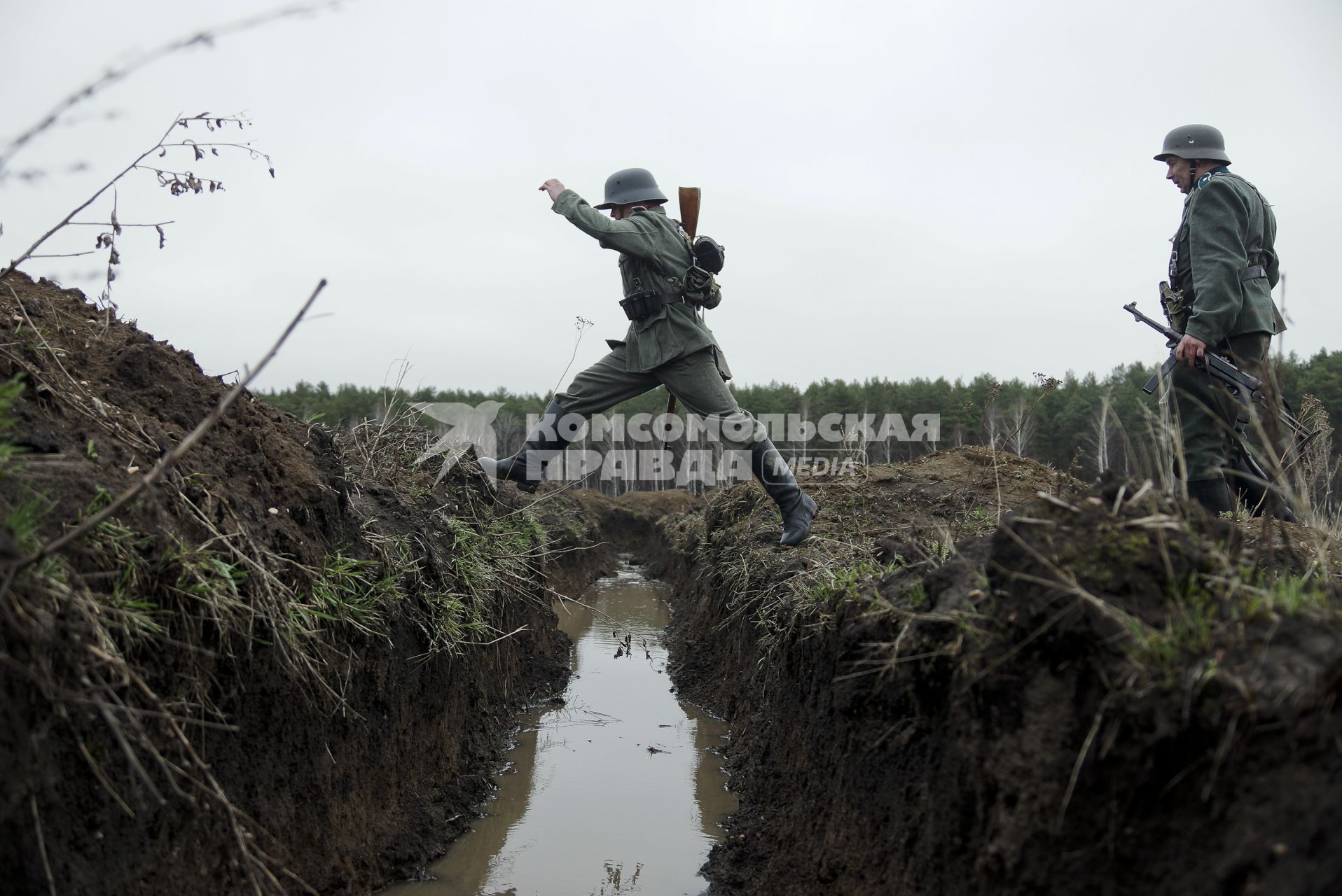 Екатеринбург. Военно-историческая реконструкция одного из боев по освобождению Белоруссии - `У деревни Буйничи`.
Немецкий солдат перепрыгивает окоп, заполненный водой.