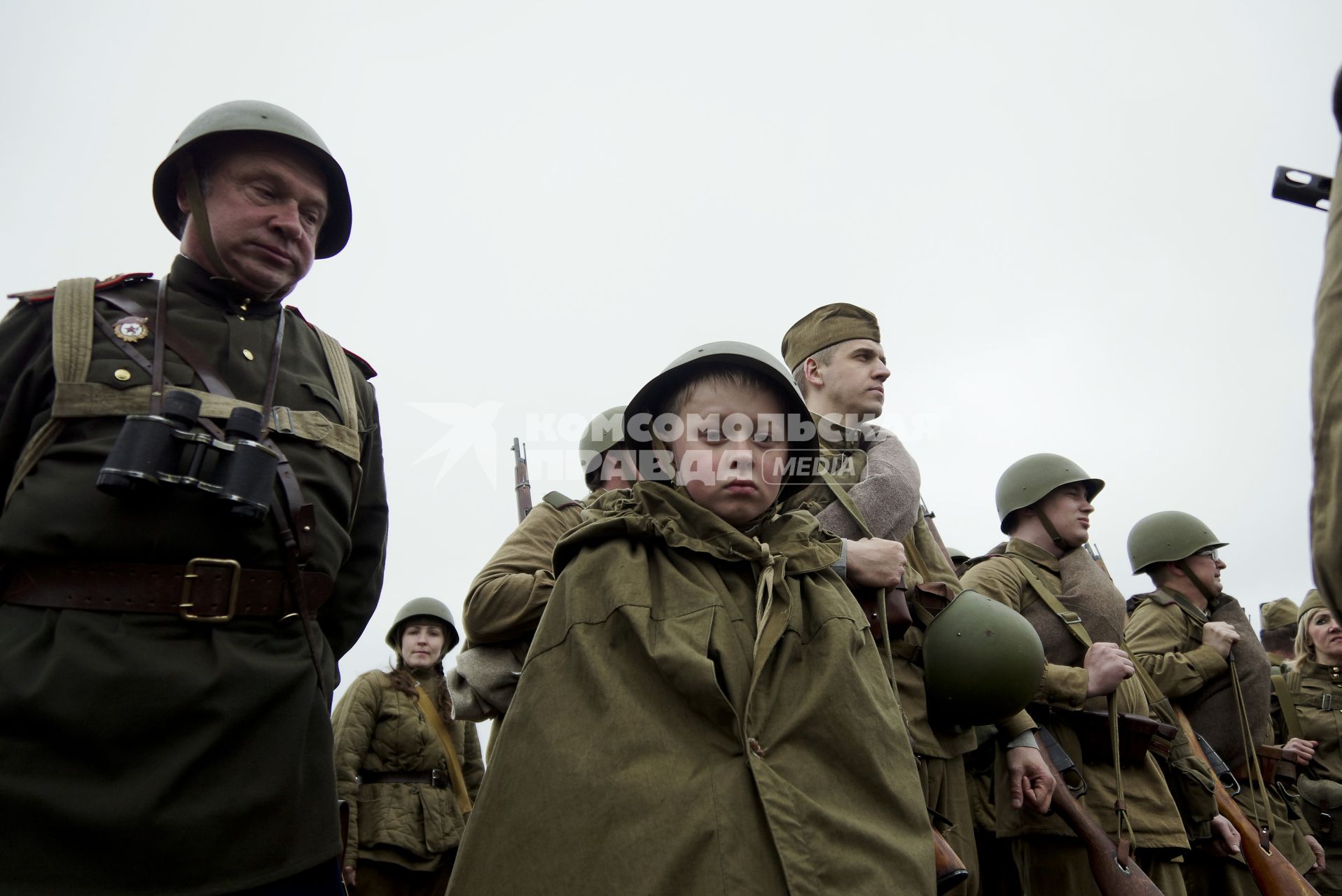 Екатеринбург. Военно-историческая реконструкция одного из боев по освобождению Белоруссии - `У деревни Буйничи`.
Мальчик в форме Красной армии стоит в строю.