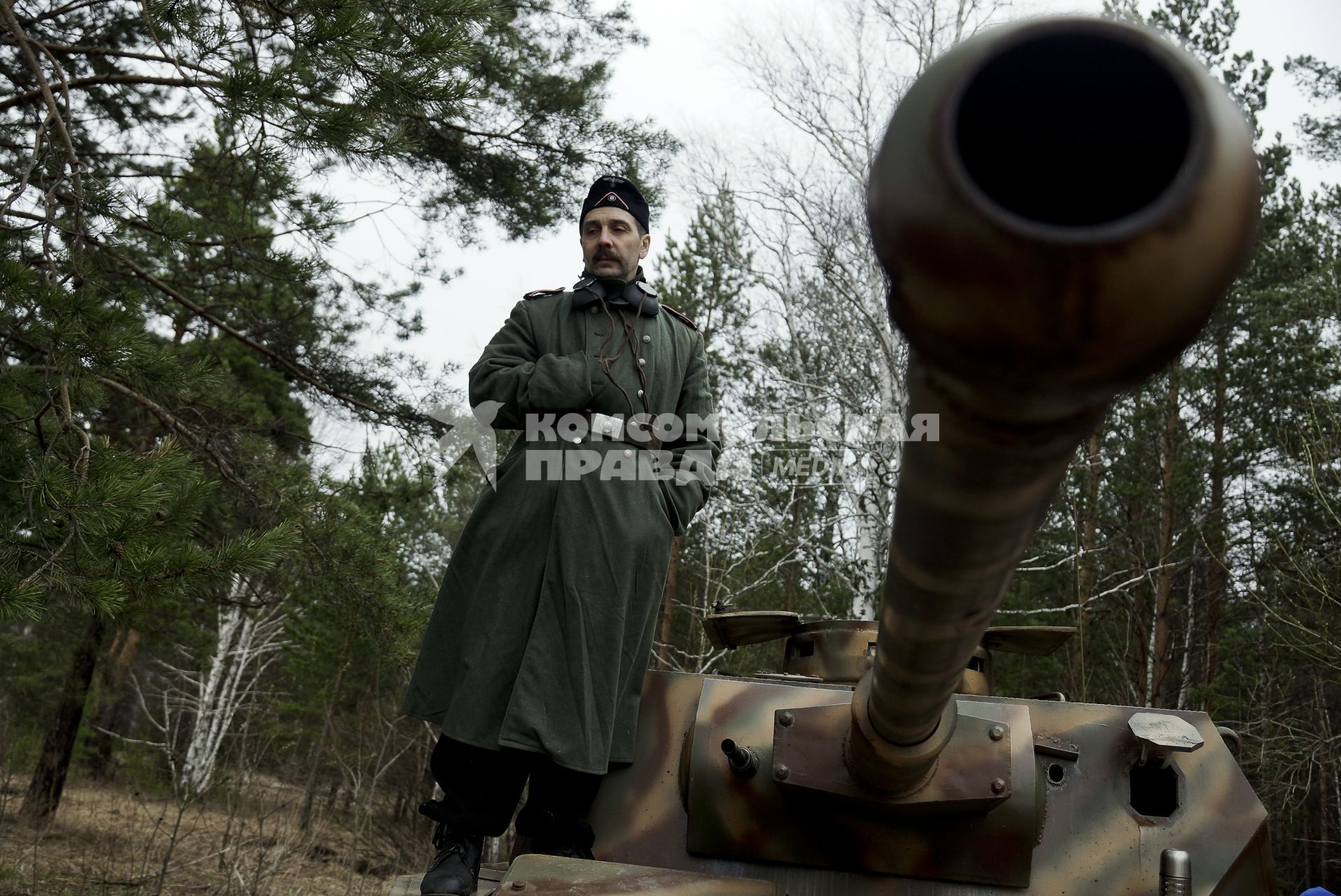 Екатеринбург. Военно-историческая реконструкция одного из боев по освобождению Белоруссии - `У деревни Буйничи`. Участник реконструкции в форме немецкого солдата.