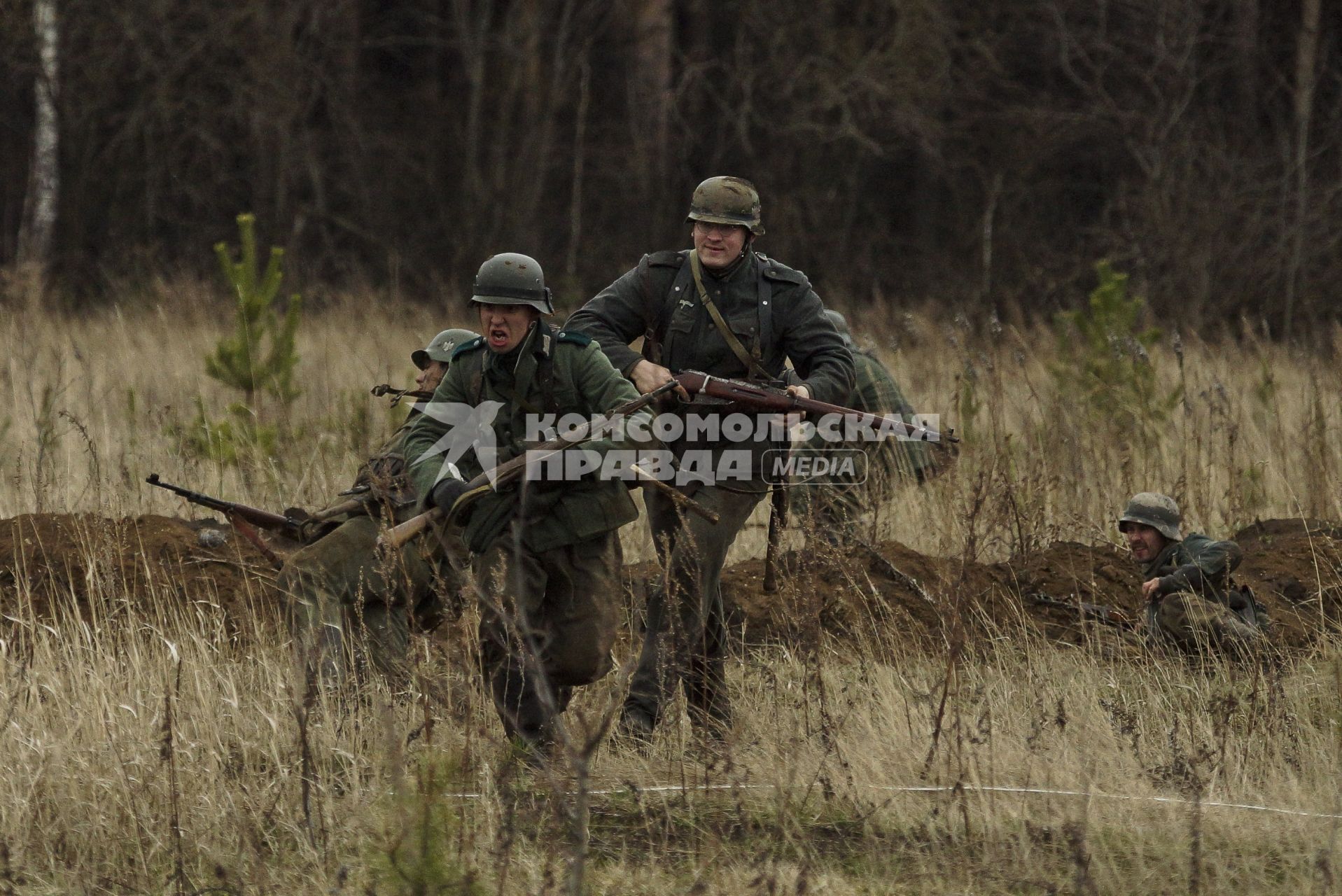 Екатеринбург. Военно-историческая реконструкция одного из боев по освобождению Белоруссии - `У деревни Буйничи`.
Немецкие солдаты бегут в атаку.