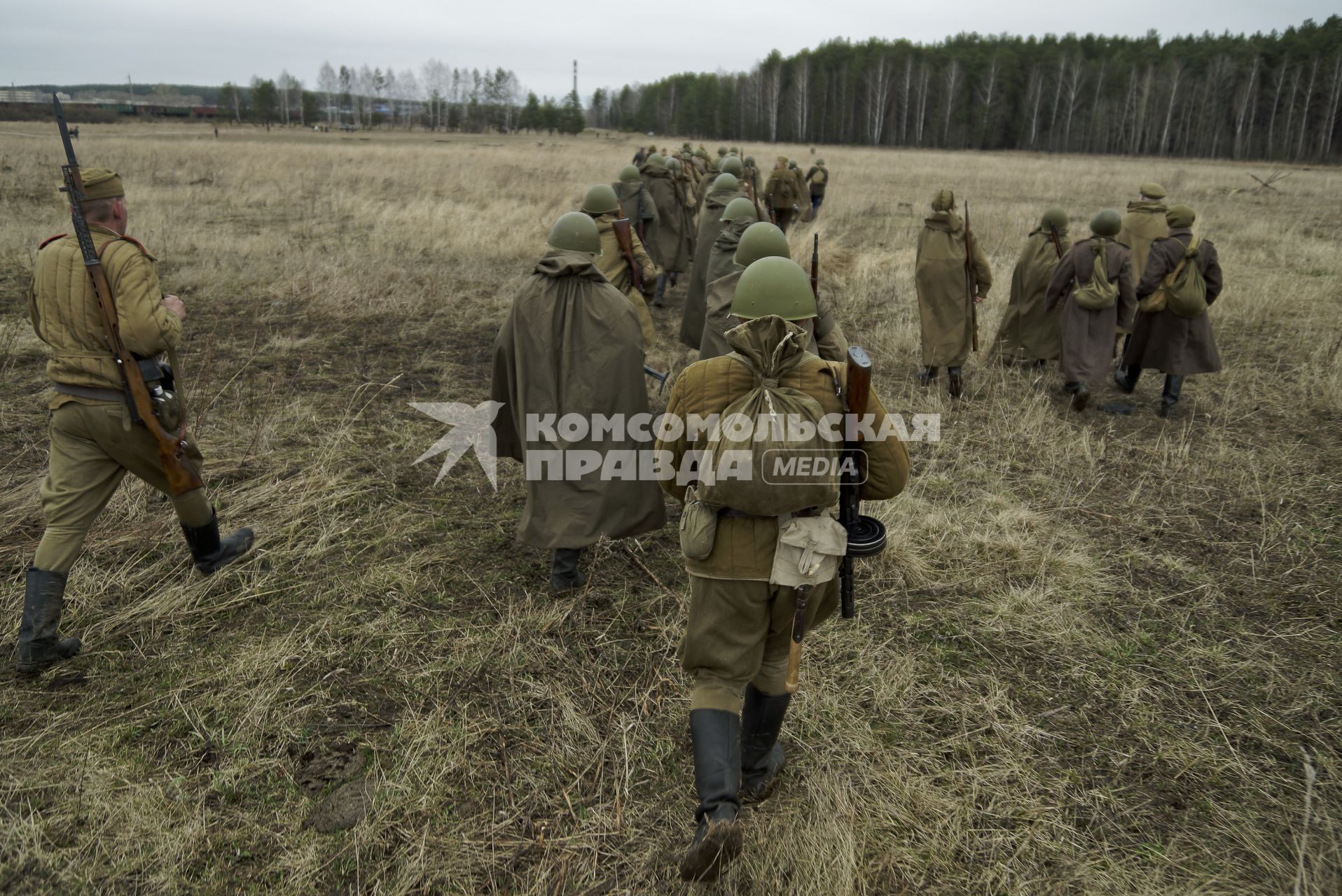 Екатеринбург. Военно-историческая реконструкция одного из боев по освобождению Белоруссии - `У деревни Буйничи`.
Бойцы Красной армии строем идут по полю.