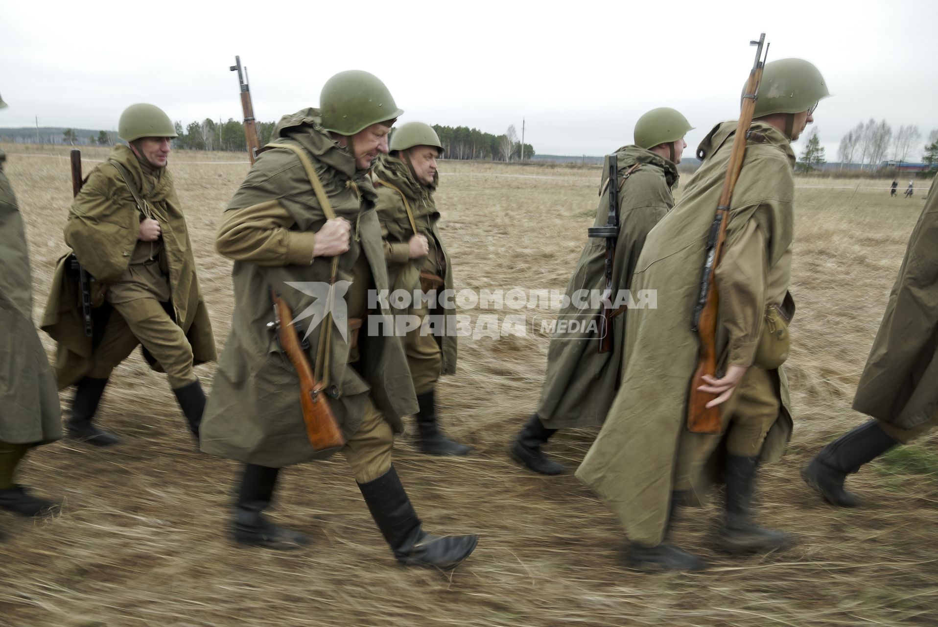 Екатеринбург. Военно-историческая реконструкция одного из боев по освобождению Белоруссии - `У деревни Буйничи`. 
Бойцы Красной армии строем идут по полю.