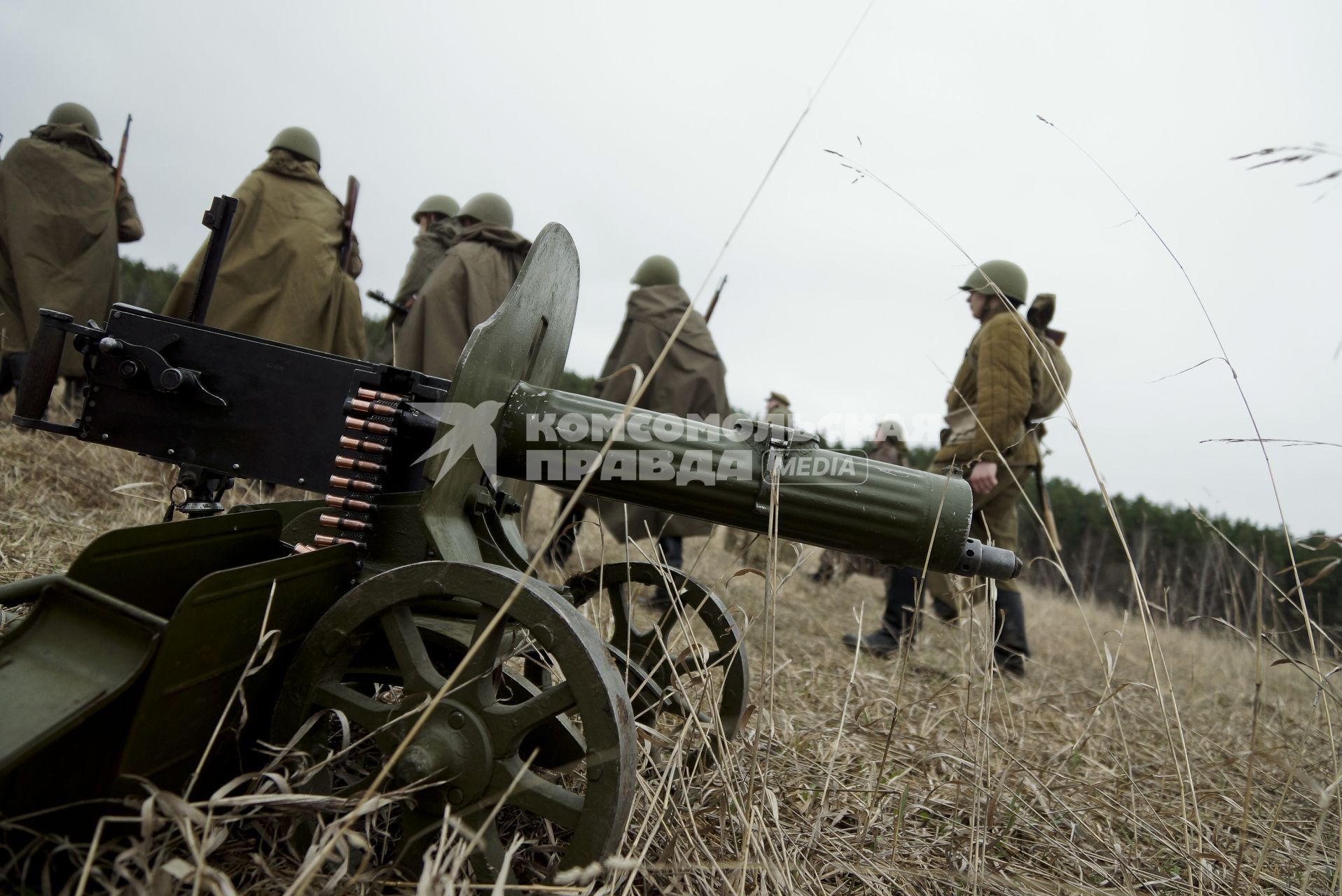 Екатеринбург. Военно-историческая реконструкция одного из боев по освобождению Белоруссии - `У деревни Буйничи`.
Бойцы Красной армии строем идут по полю.