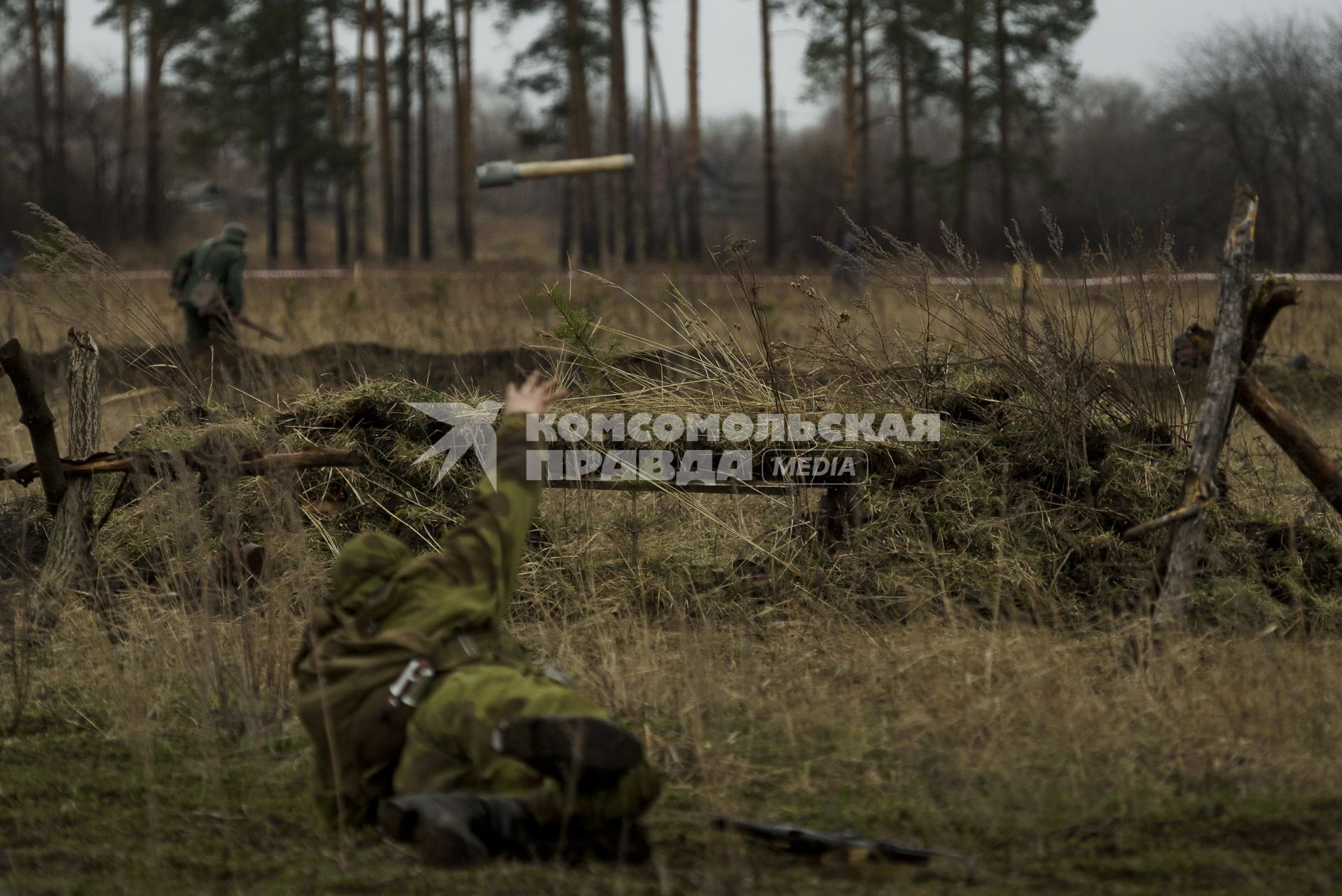 Екатеринбург. Военно-историческая реконструкция одного из боев по освобождению Белоруссии - `У деревни Буйничи`.
Боец Красной армии бросает гранату в окоп.