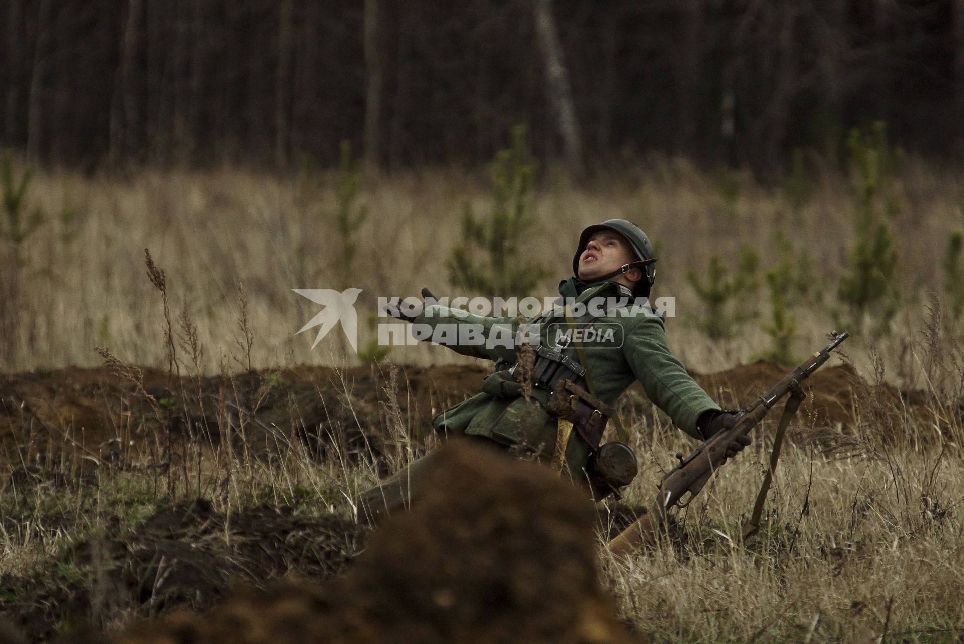 Екатеринбург. Военно-историческая реконструкция одного из боев по освобождению Белоруссии - `У деревни Буйничи`.
Убитый немецкий солдат падает на землю.