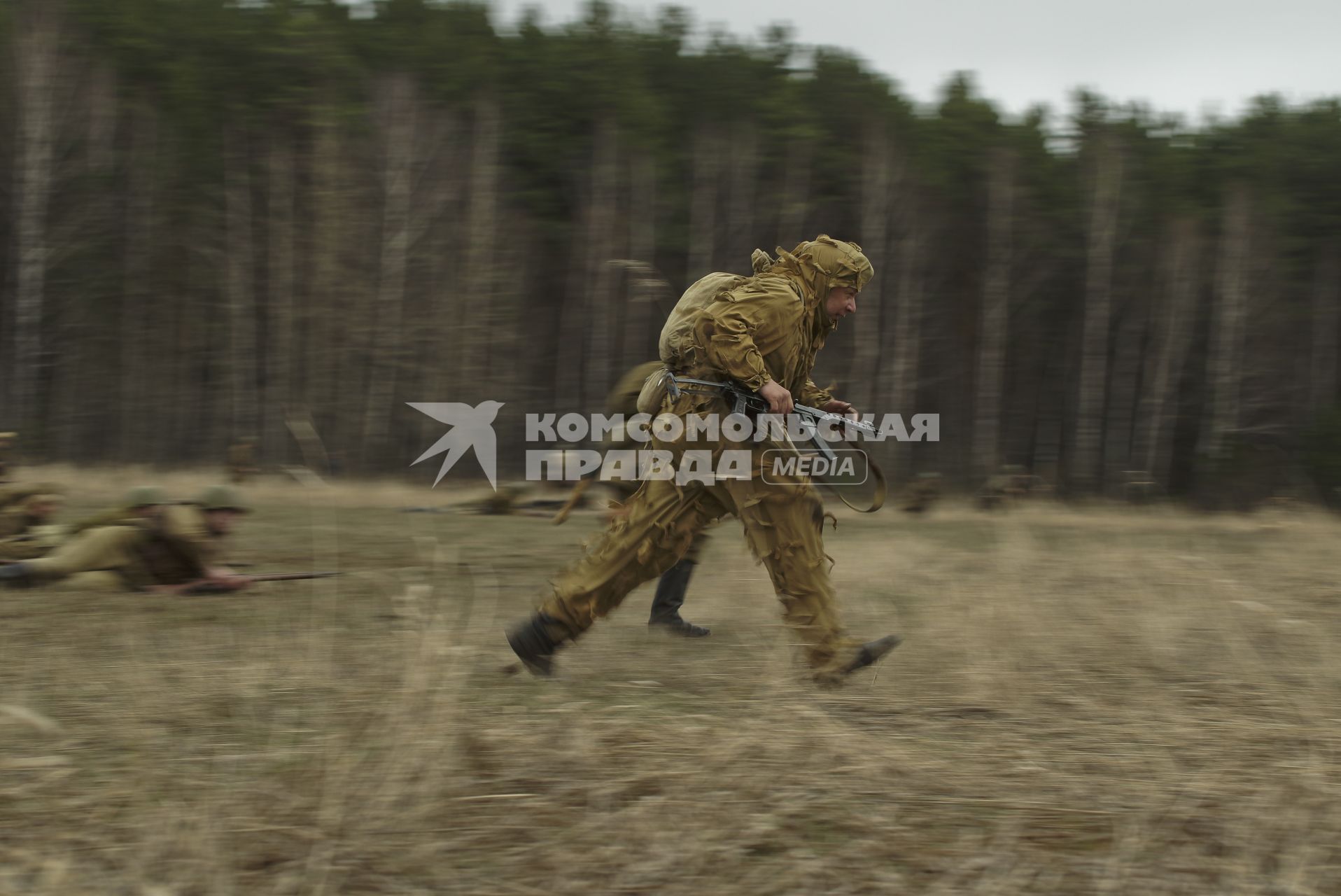 Екатеринбург. Военно-историческая реконструкция одного из боев по освобождению Белоруссии - `У деревни Буйничи`.
Боец Красной армии бежит в атаку.