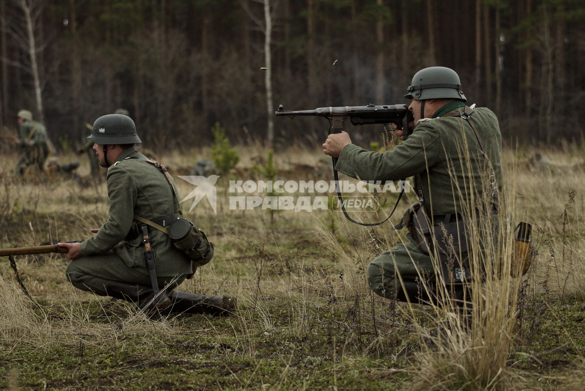 Екатеринбург. Военно-историческая реконструкция одного из боев по освобождению Белоруссии - `У деревни Буйничи`.
Немецкий солдат стреляет из пистолета-пулемета мп-40.