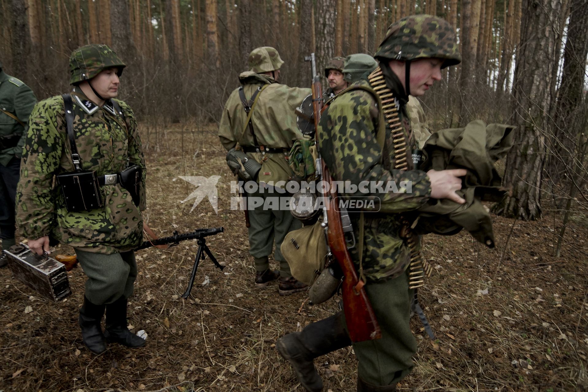 Екатеринбург. Военно-историческая реконструкция одного из боев по освобождению Белоруссии - `У деревни Буйничи`. Участники реконструкции в форме солдат СС (Германия).