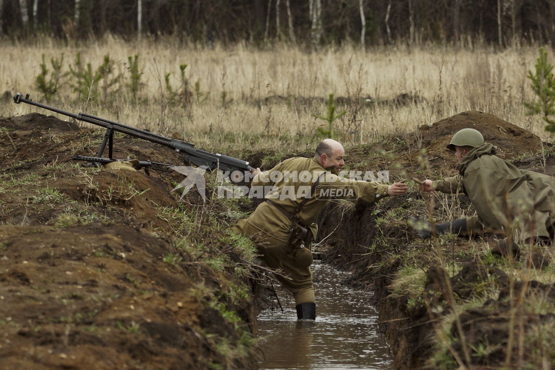 Екатеринбург. Военно-историческая реконструкция одного из боев по освобождению Белоруссии - `У деревни Буйничи`.
Боец Красной армии передает патрон для противотанкового ружья.