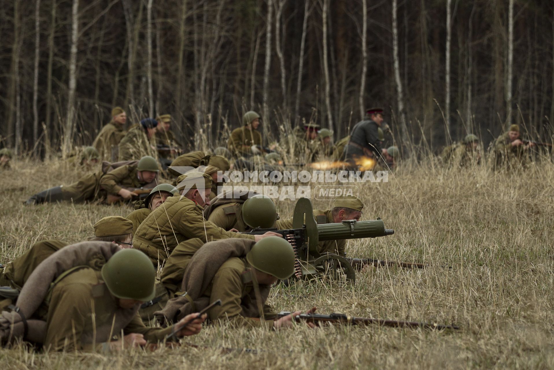 Екатеринбург. Военно-историческая реконструкция одного из боев по освобождению Белоруссии - `У деревни Буйничи`.
Бойцы Красной армии ведут бой.