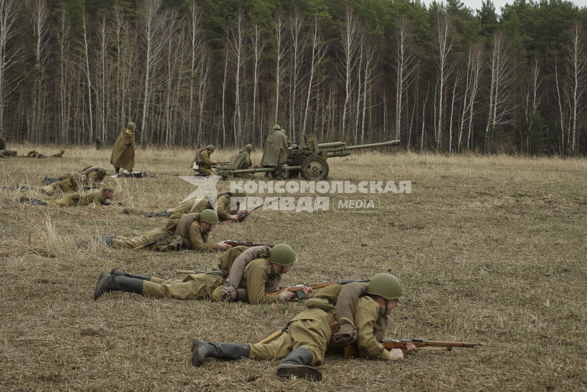 Екатеринбург. Военно-историческая реконструкция одного из боев по освобождению Белоруссии - `У деревни Буйничи`.
Бойцы Красной армии лежат на земле во время боя.