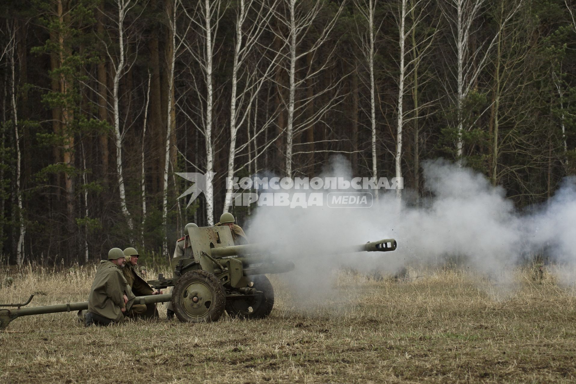 Екатеринбург. Военно-историческая реконструкция одного из боев по освобождению Белоруссии - `У деревни Буйничи`.
Выстрел из артиллерийской пушки.