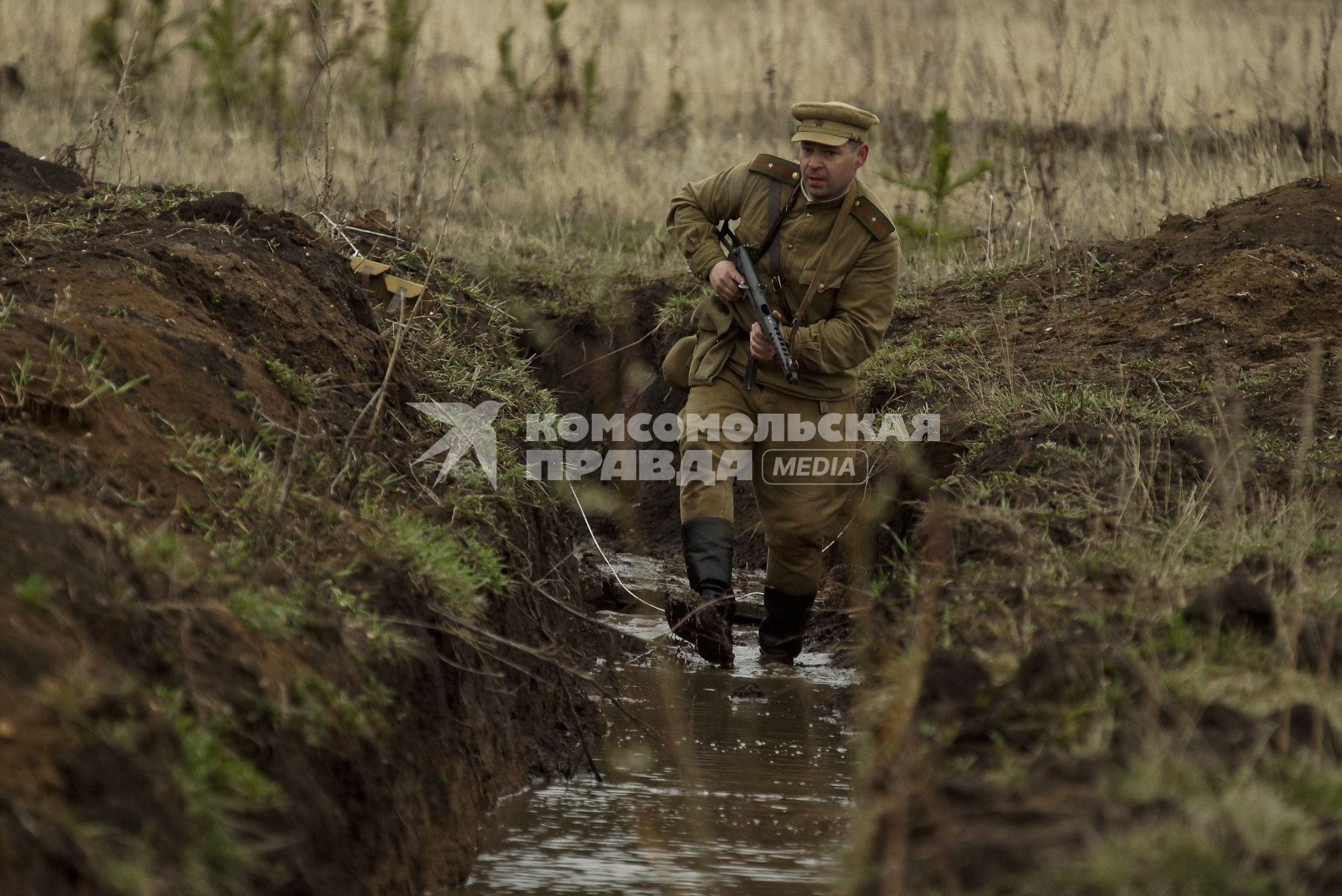 Екатеринбург. Военно-историческая реконструкция одного из боев по освобождению Белоруссии - `У деревни Буйничи`. Офицер Красной армии идет по окопу, заполненному водой.