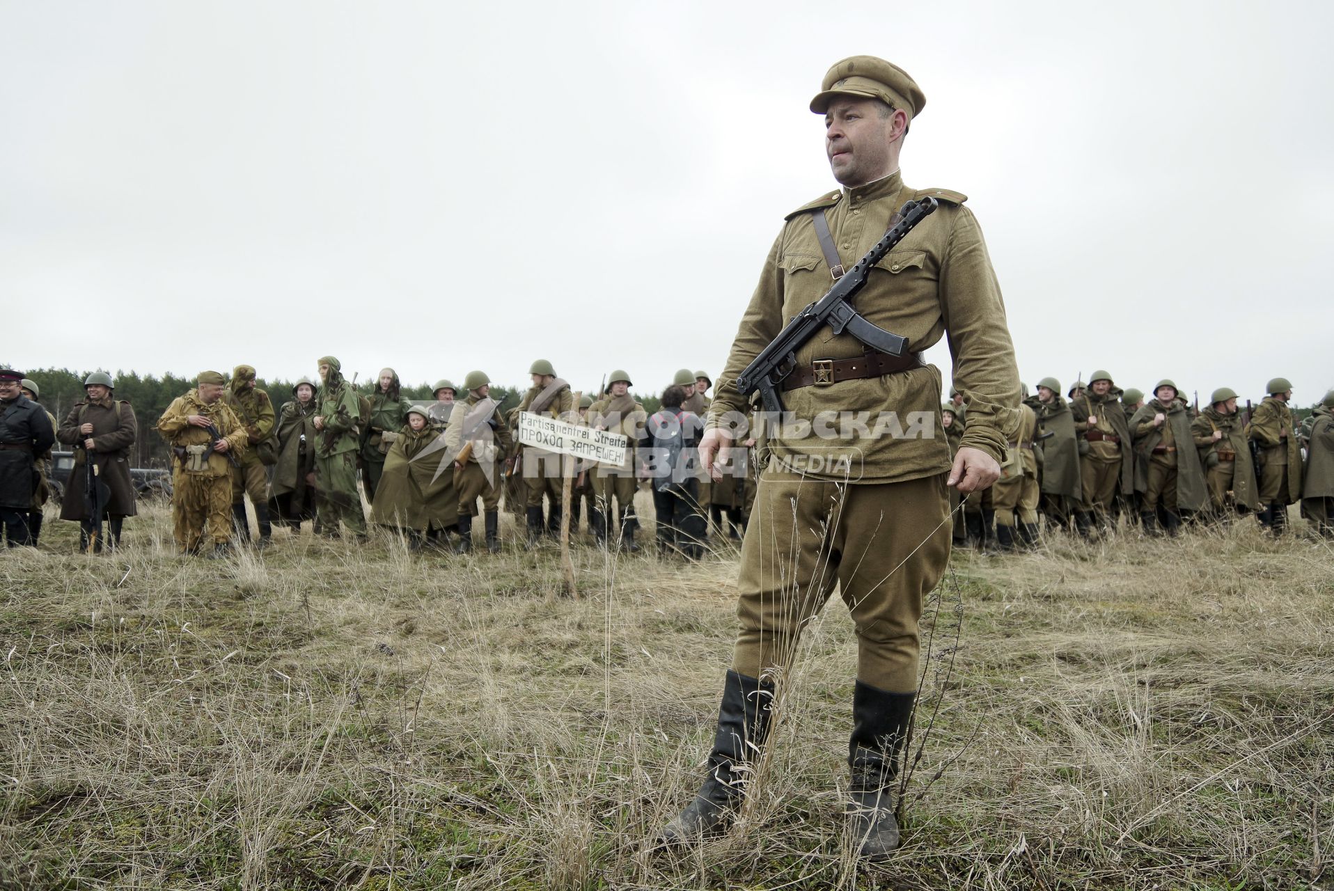 Екатеринбург. Военно-историческая реконструкция одного из боев по освобождению Белоруссии - `У деревни Буйничи`. Офицер Красной армии перед строем солдат.