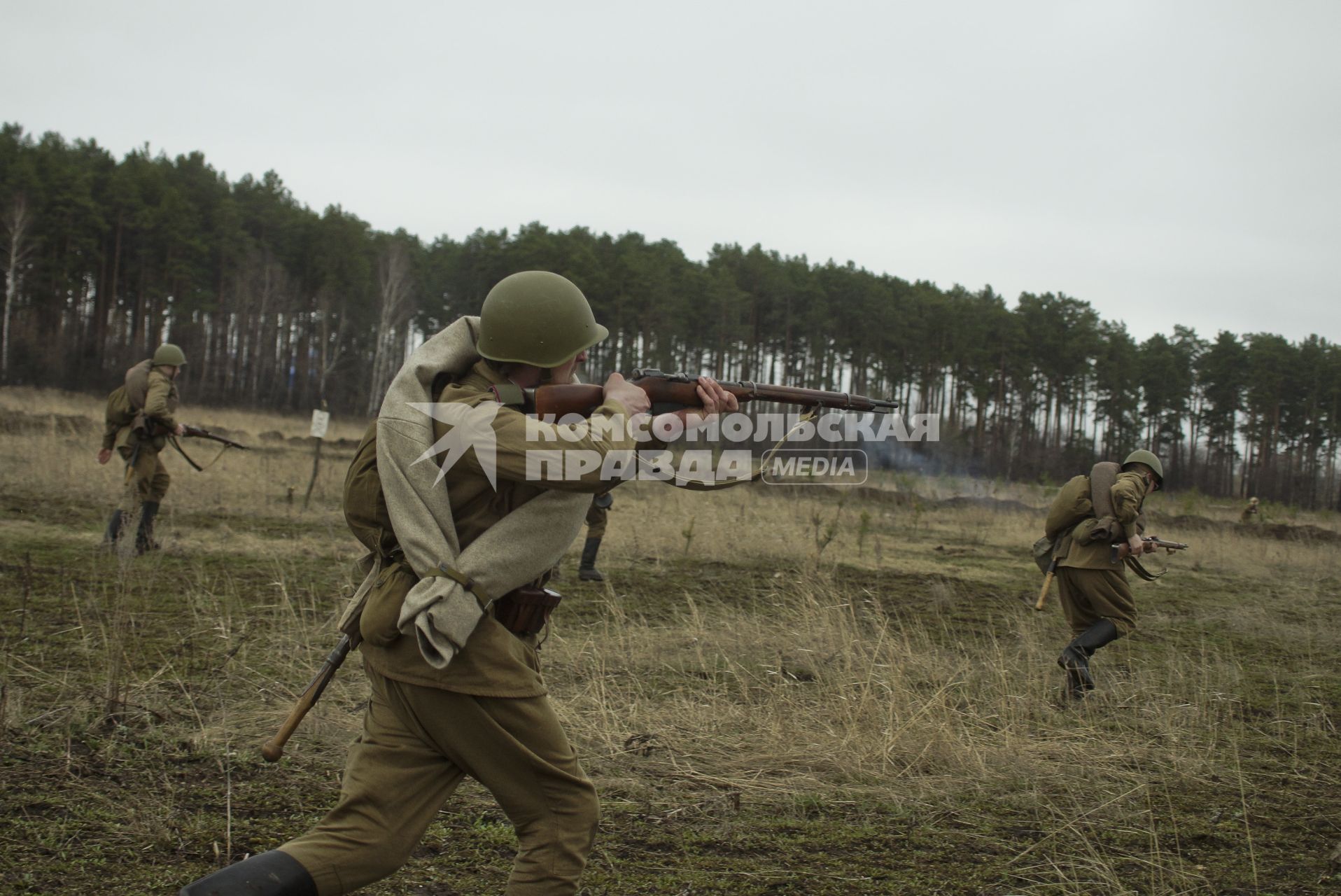 Екатеринбург. Военно-историческая реконструкция одного из боев по освобождению Белоруссии - `У деревни Буйничи`.
Бойцы Красной армии бегут в атаку.