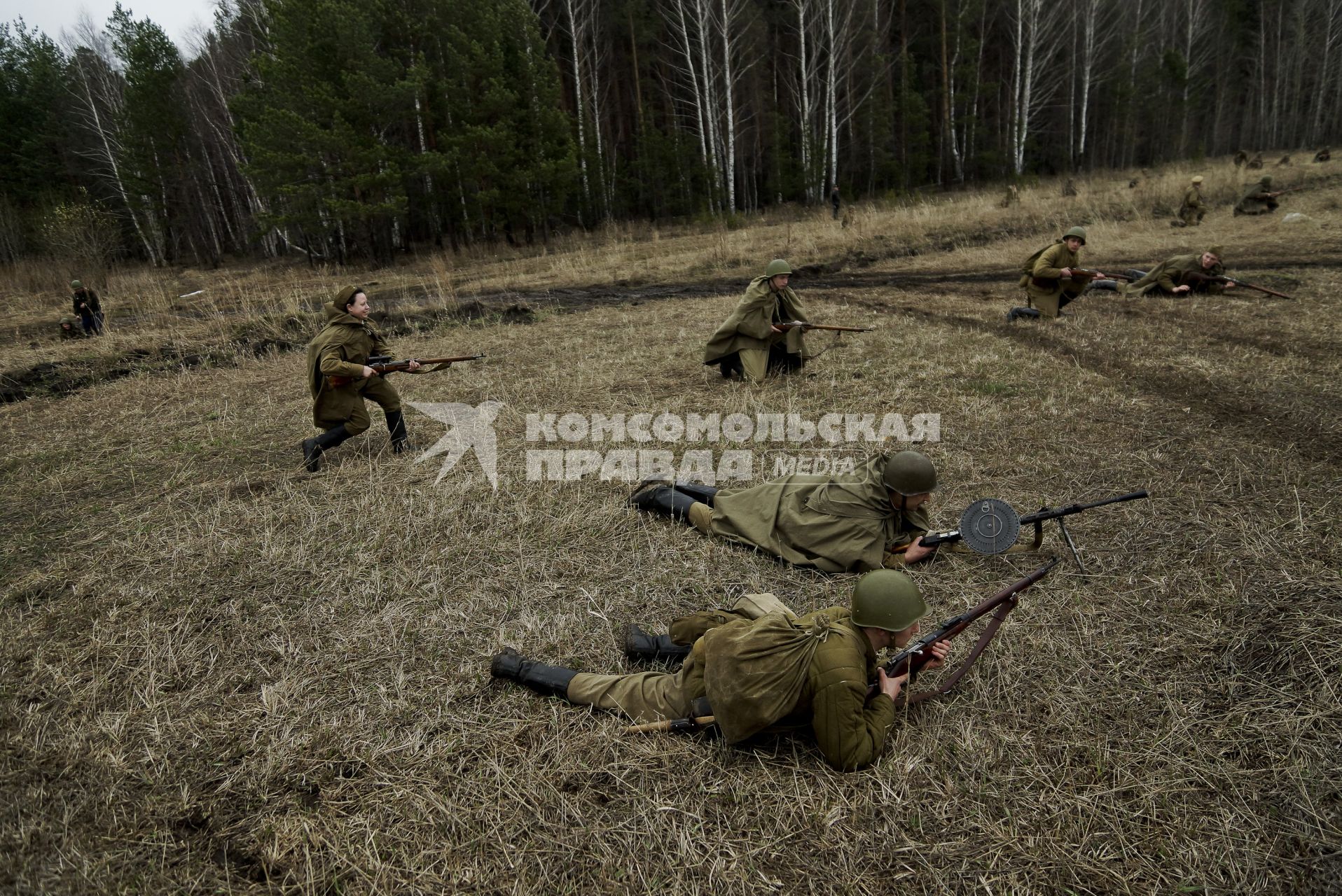 Екатеринбург. Военно-историческая реконструкция одного из боев по освобождению Белоруссии - `У деревни Буйничи`.
Бойцы Красной армии лежат на земле во время боя.