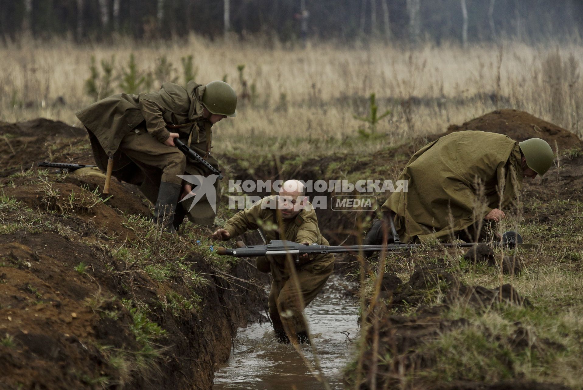 Екатеринбург. Военно-историческая реконструкция одного из боев по освобождению Белоруссии - `У деревни Буйничи`.
Бойцы Красной армии переносят противотанковое ружье через окоп.