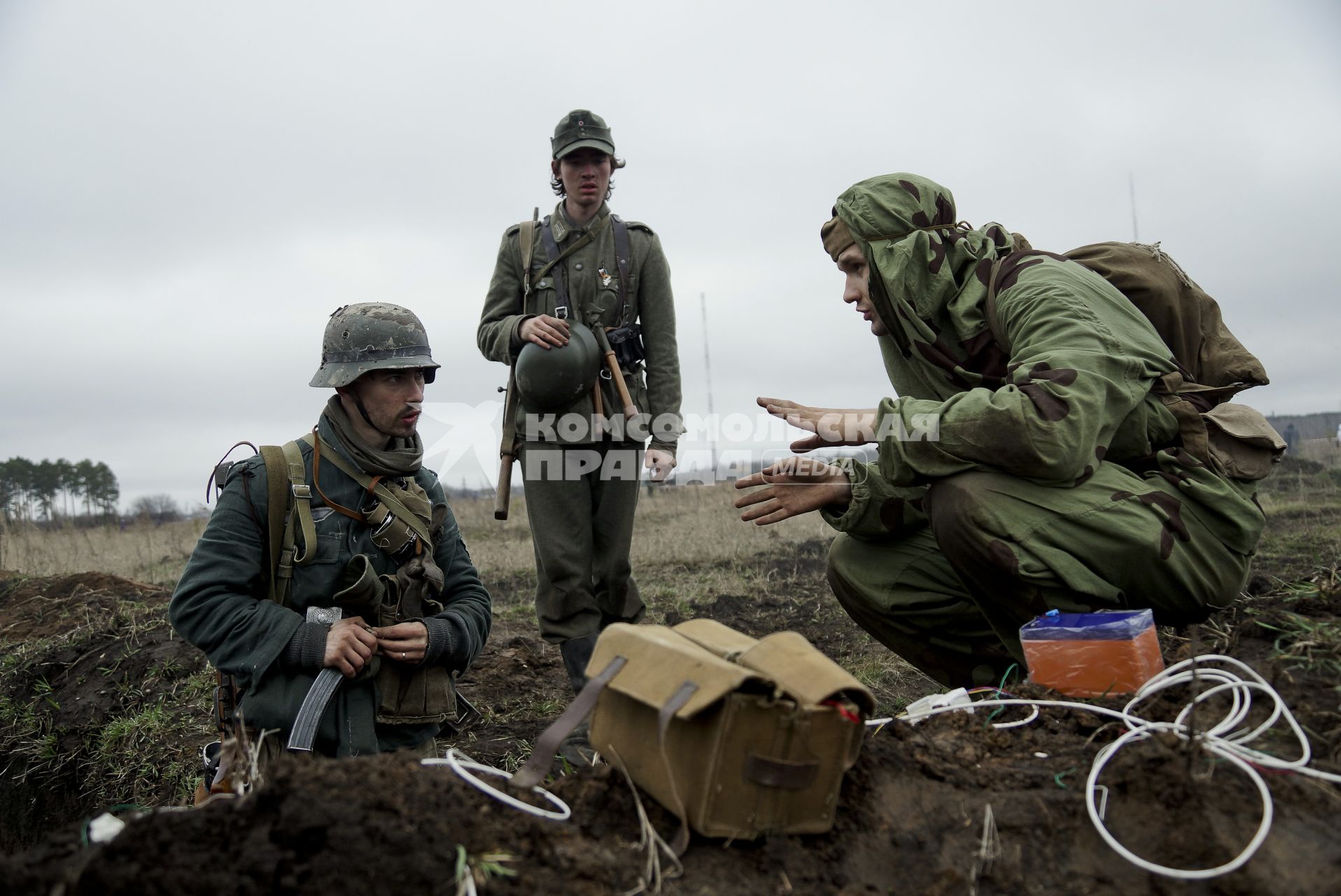 Екатеринбург. Военно-историческая реконструкция одного из боев по освобождению Белоруссии - `У деревни Буйничи`.
Участники реконструкции в форме немецких солдат разговаривают с пиротехником.