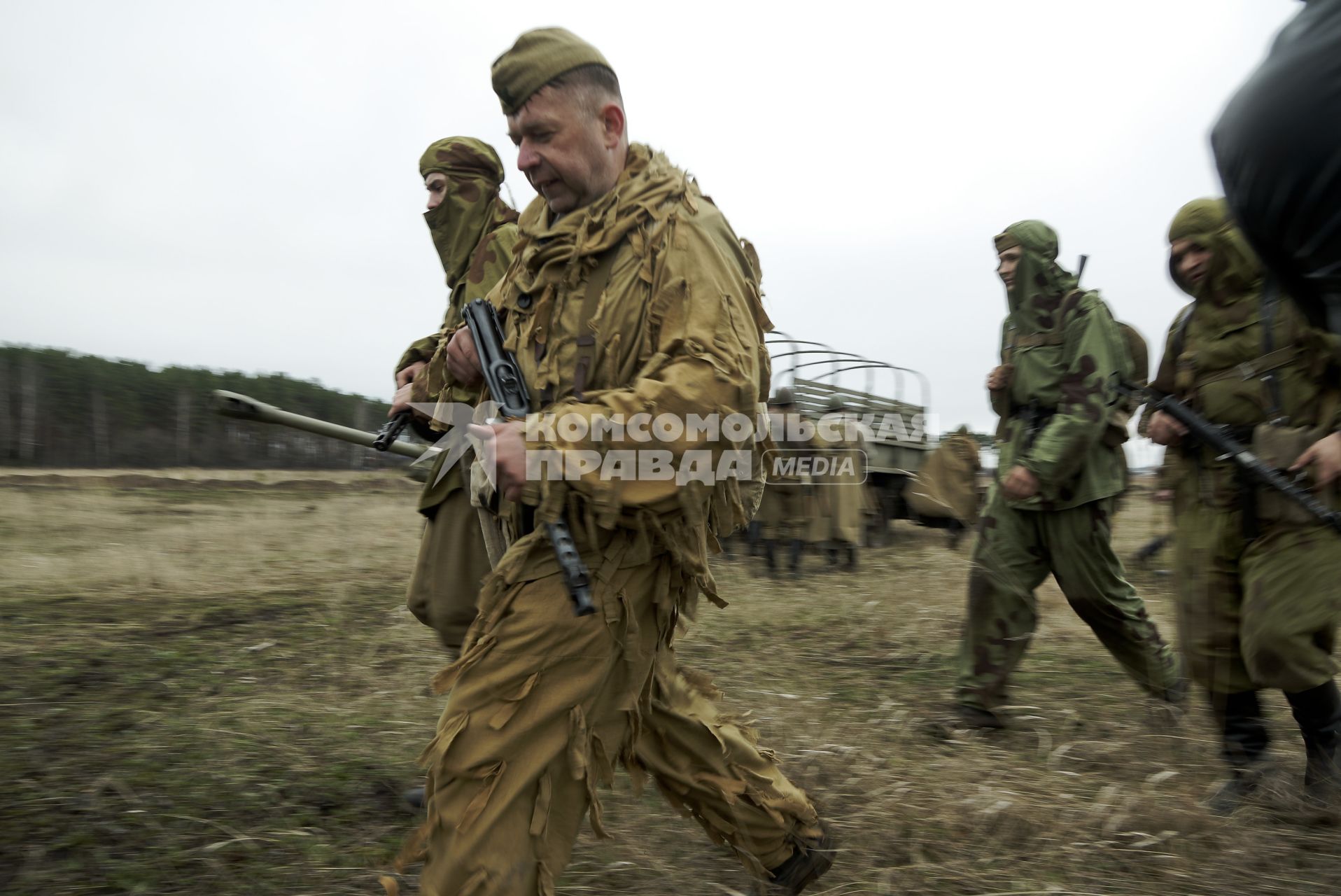 Екатеринбург. Военно-историческая реконструкция одного из боев по освобождению Белоруссии - `У деревни Буйничи`.
Бойцы Красной армии строем идут по полю.