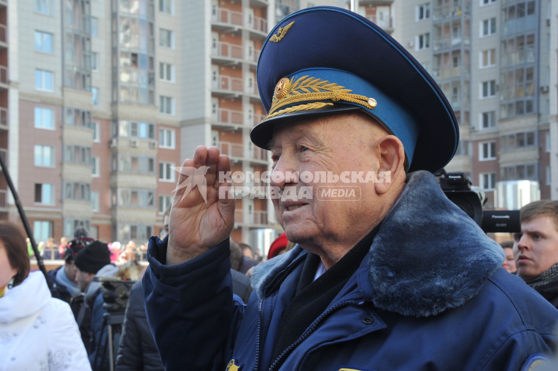 Красногорск. Летчик-космонавт СССР Алексей Леонов на церемонии открытия аллеи космонавтов на территории жилой застройки `Изумрудные холмы`.