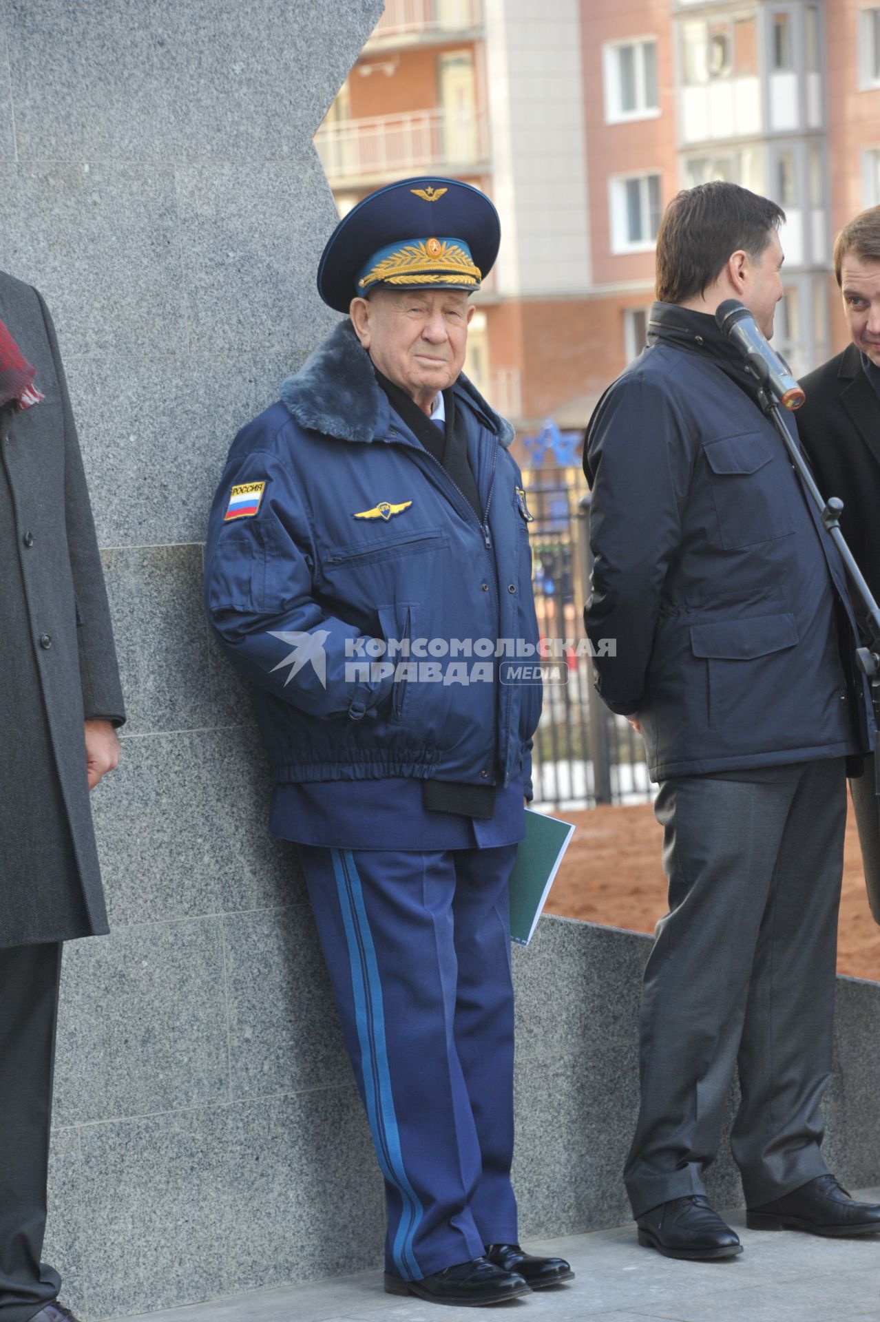 Красногорск. Летчик-космонавт СССР Алексей Леонов на церемонии открытия аллеи космонавтов на территории жилой застройки `Изумрудные холмы`.