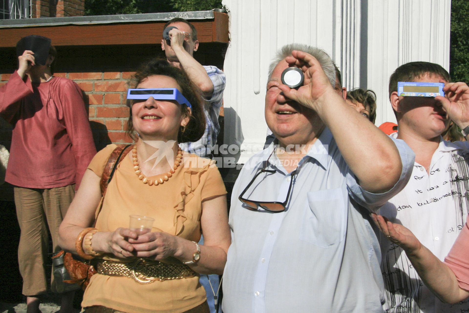 Барнаул. Летчик-космонавт Георгий Гречко с супругой Людмилой (слева) наблюдает полное солнечное затмение.