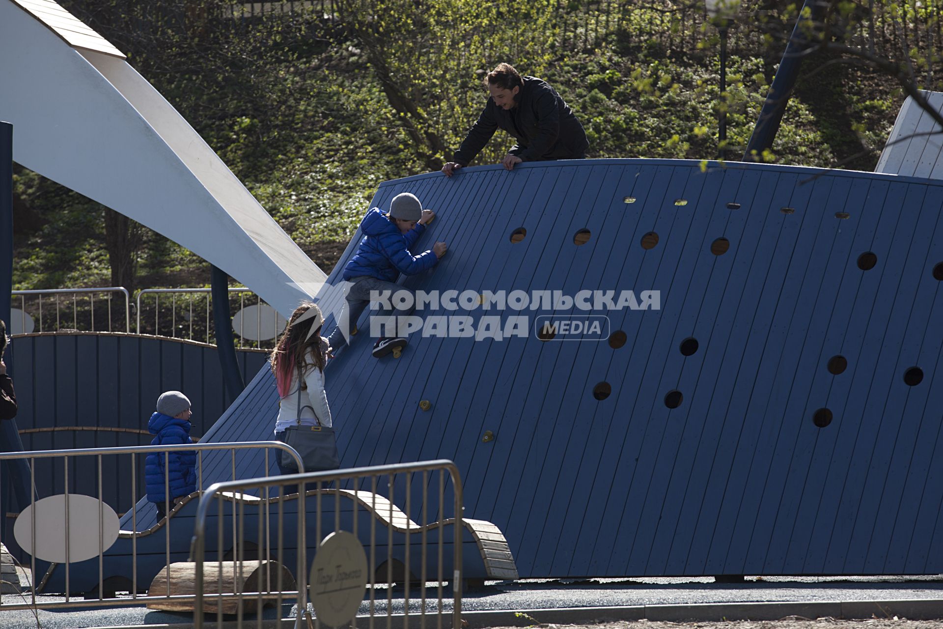 Москва. Центральный парк культуры и отдыха имени Горького. Мальчик на скалодроме.