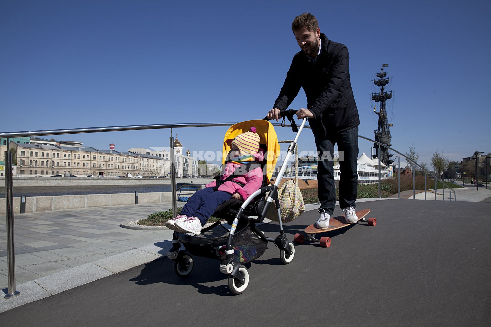 Москва. Музеон. Папа с ребенком гуляют по Крымской набережной.