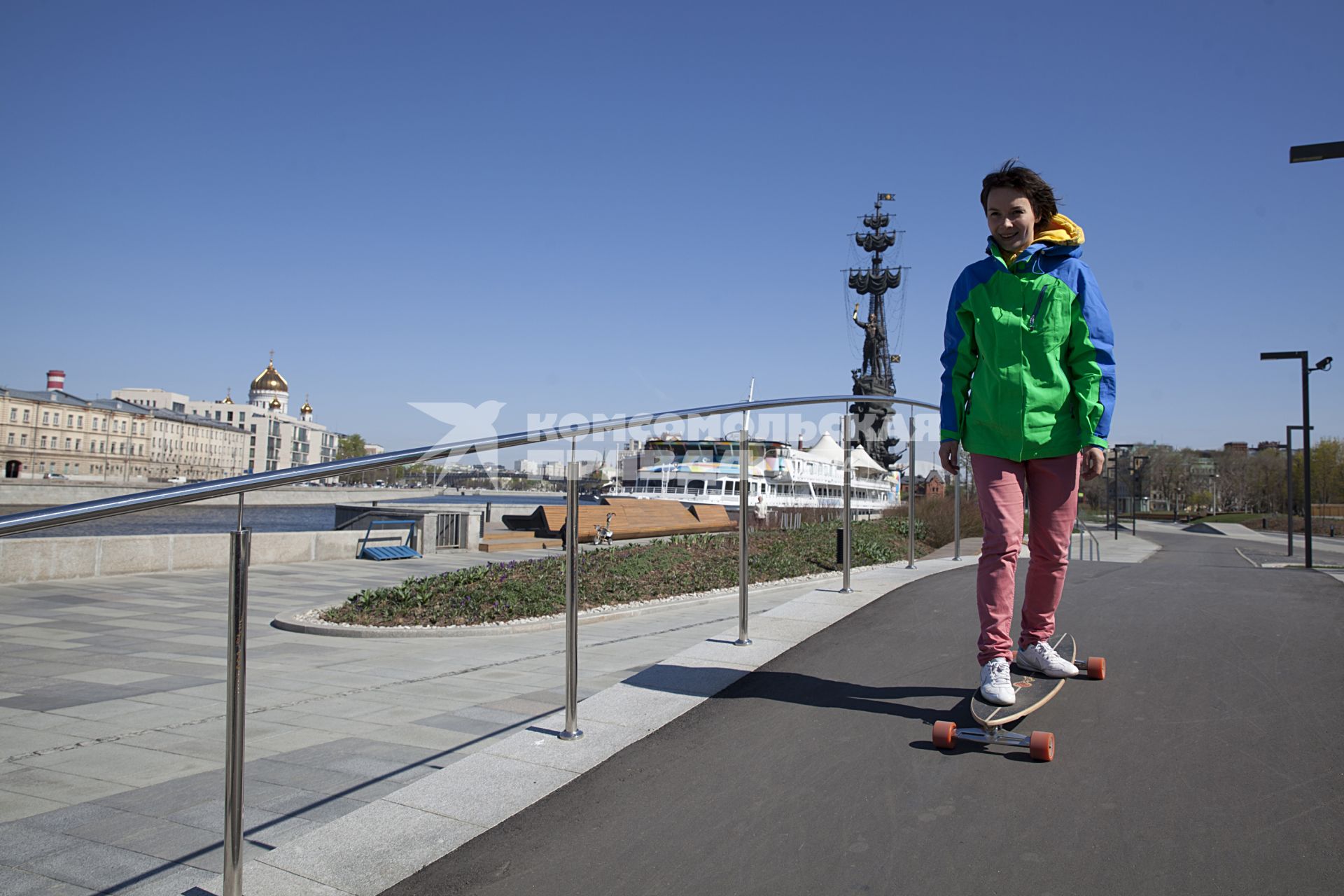 Москва. Музеон. Девушка катается на скейтборде по Крымской набережной.